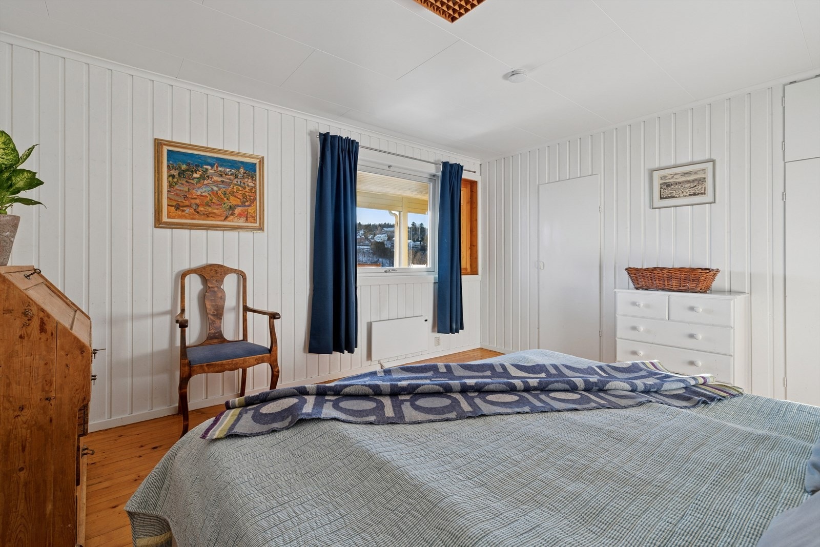 Lyst og trivelig soverom med god plass til dobbeltseng. Galleribilde