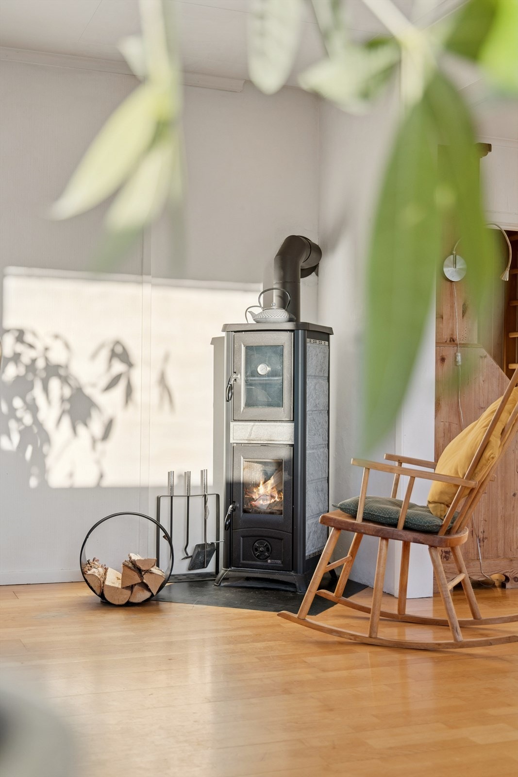 Deilig med vedovn i stuen som gir lun og god varme på kalde vinterdager. Galleribilde