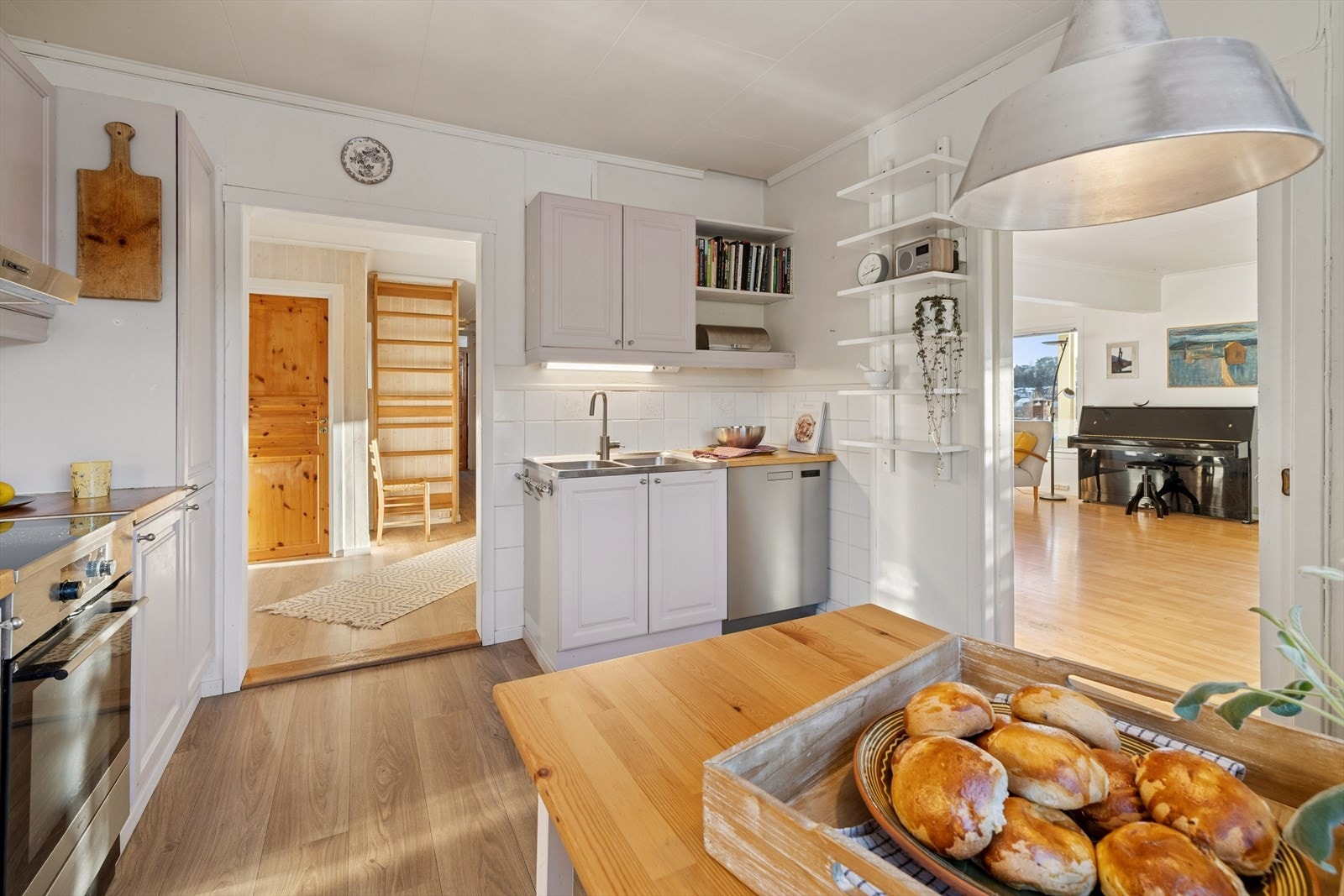 Praktisk og fin planløsning mellom rommene som skaper god flyt i hverdagen. Galleribilde