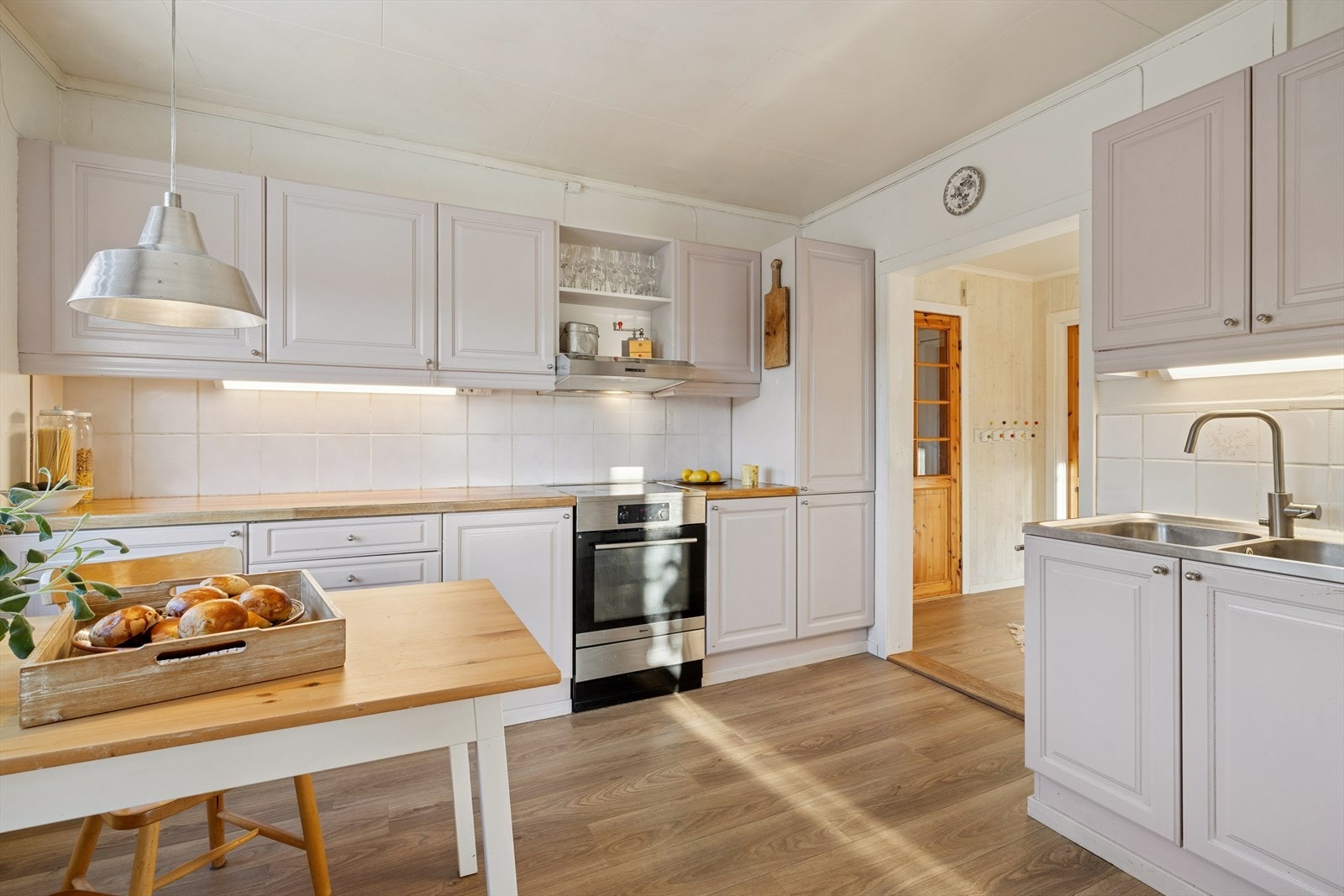 Kjøkken med heltre benkeplate, og servantskap med heldekkende servant av stål. Galleribilde