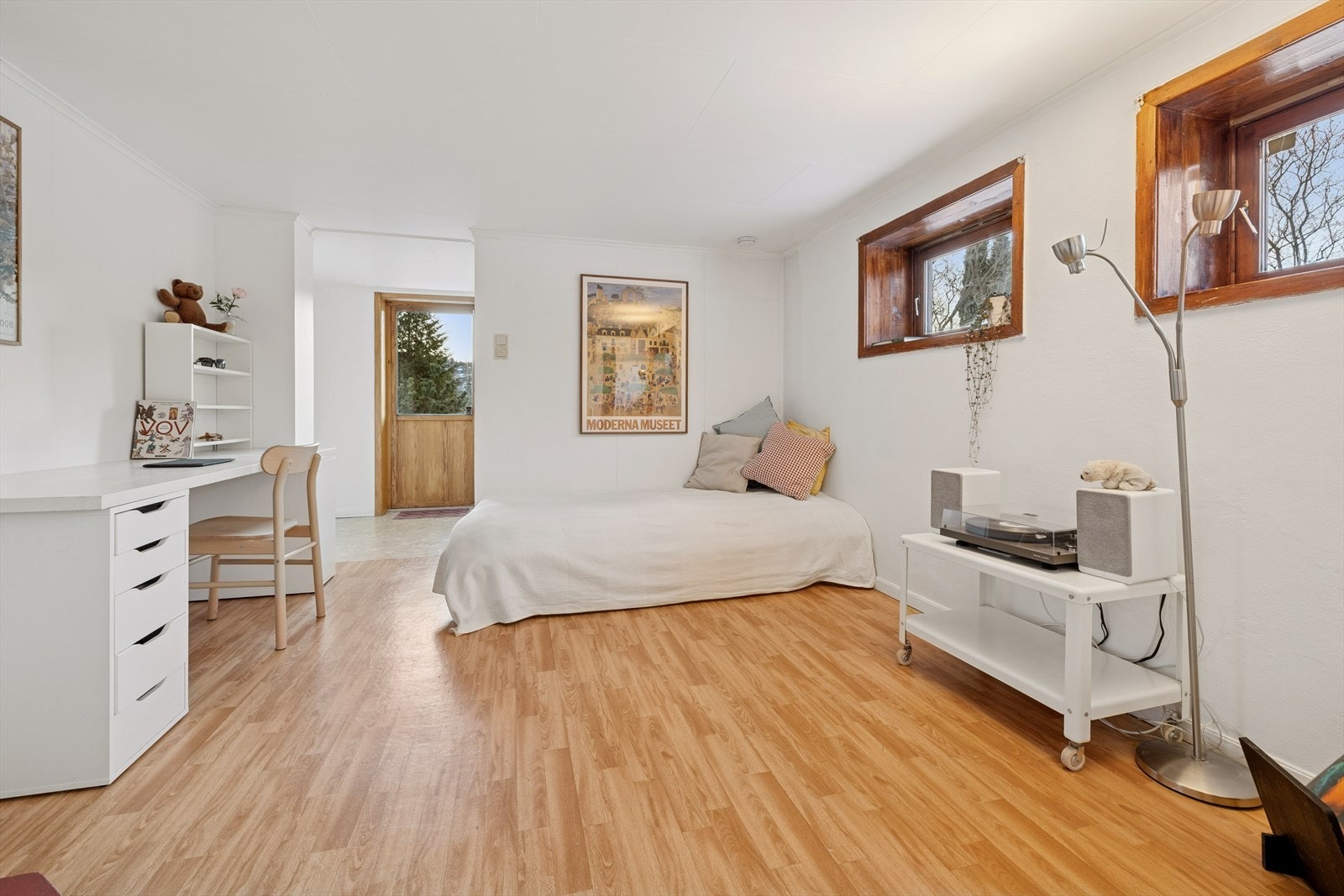 Pent og romslig innredet soverom i sokkeletasjen, med flere muligheter for innredning. Galleribilde