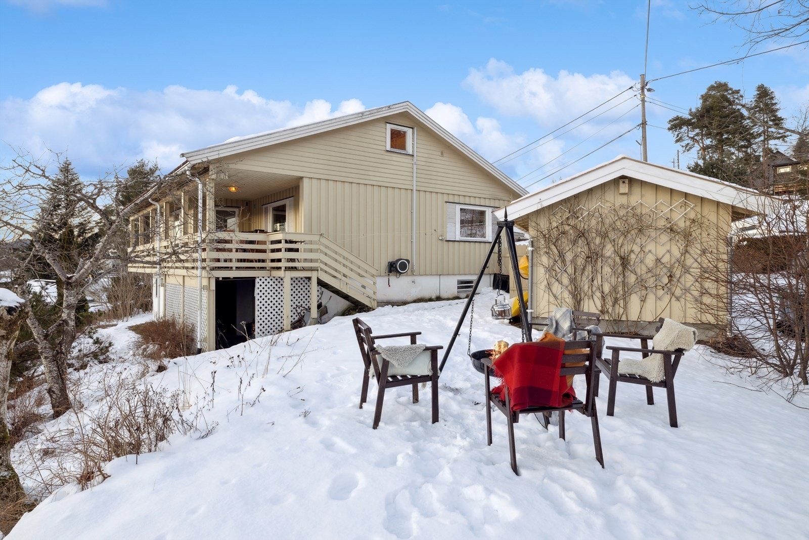 Romslig eiendom, med flere solrike uteplasser. Galleribilde