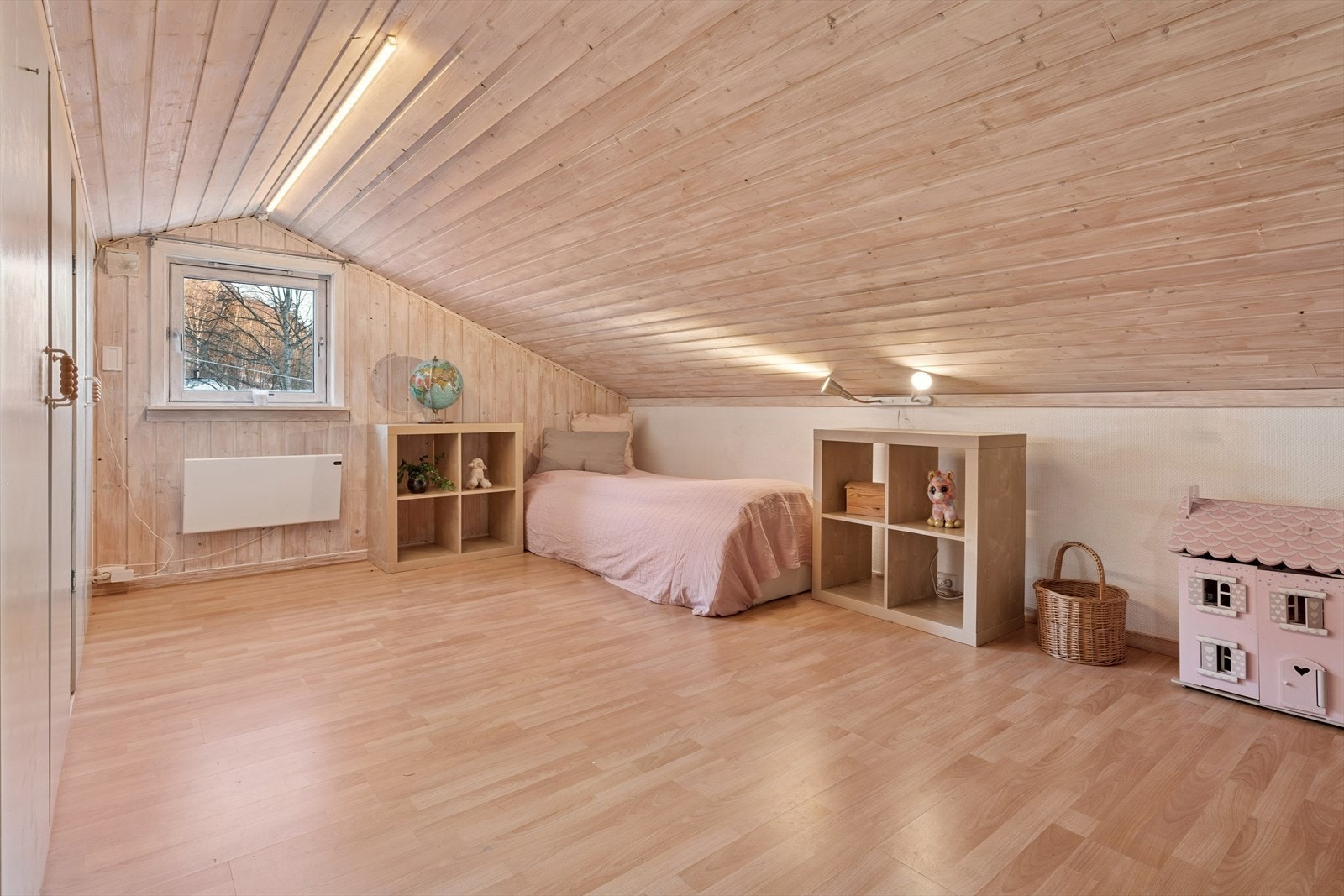 Stort og trivelig rom på loft, brukt som soverom og ekstra oppholdsrom. Galleribilde