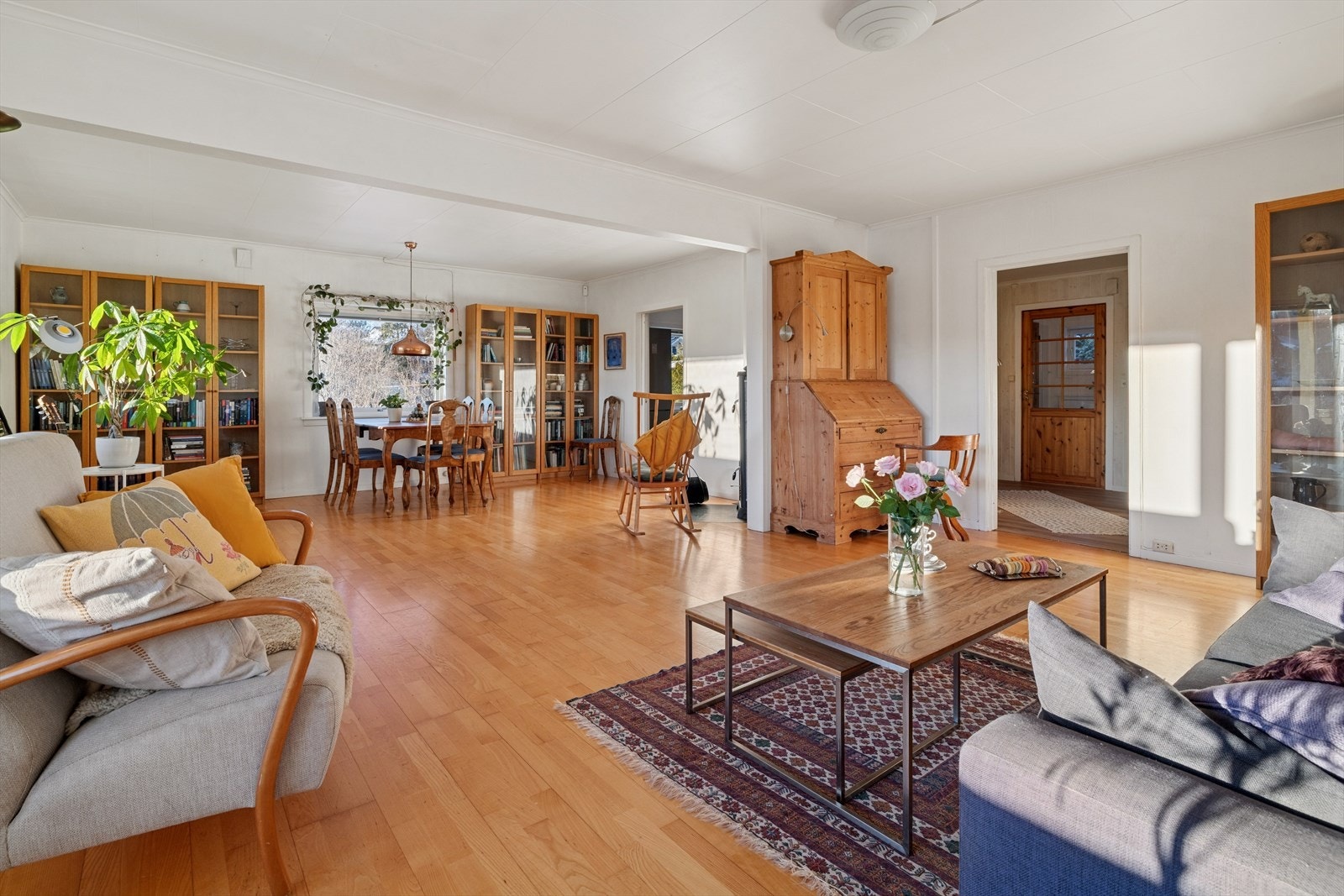 Stue/spisestue med god plass til møblering av flere sittegrupper. Galleribilde