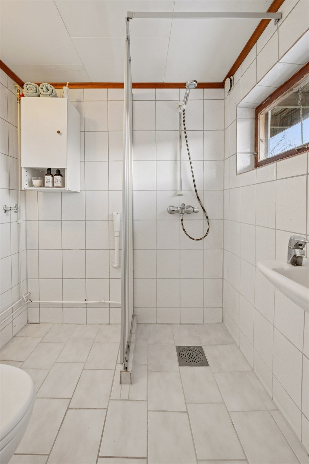 Utstyrt med dusj, toalett og servant. Galleribilde