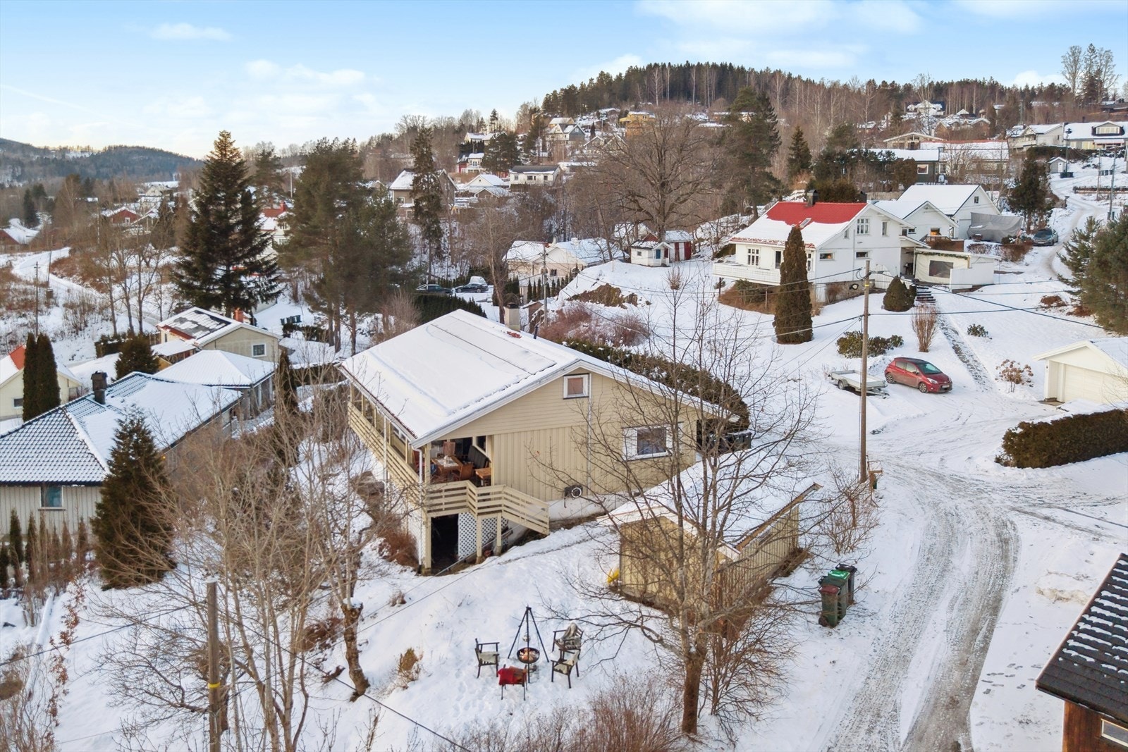 Her får du en enebolig med sentral beliggenhet med kort vei til både Frydenlund barneskole og Åros sentrum, noe som gjør det enkelt å nå viktige fasiliteter. Galleribilde