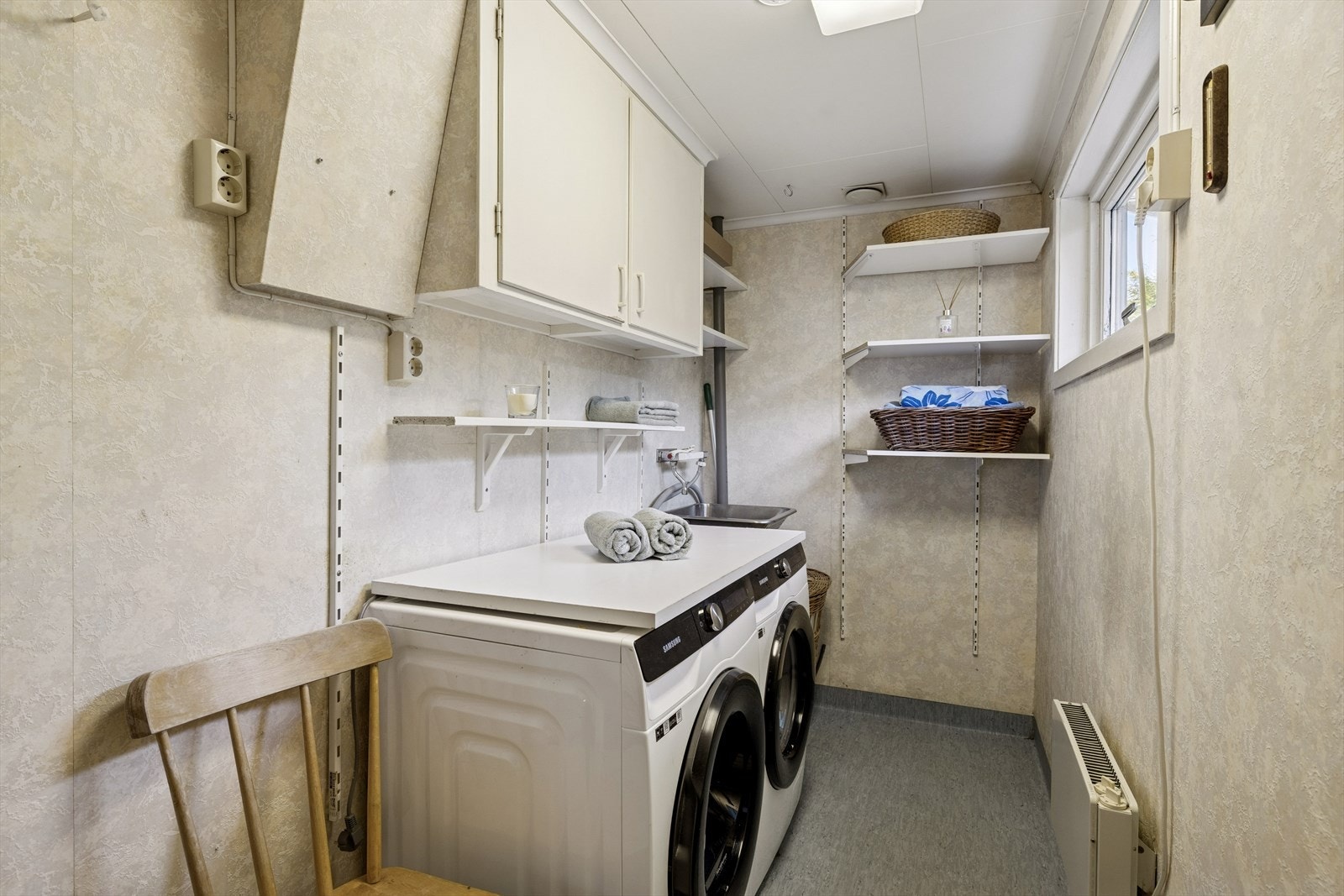 Vaskerom med opplegg for vaskemaskin. Intra utslagsvask Galleribilde