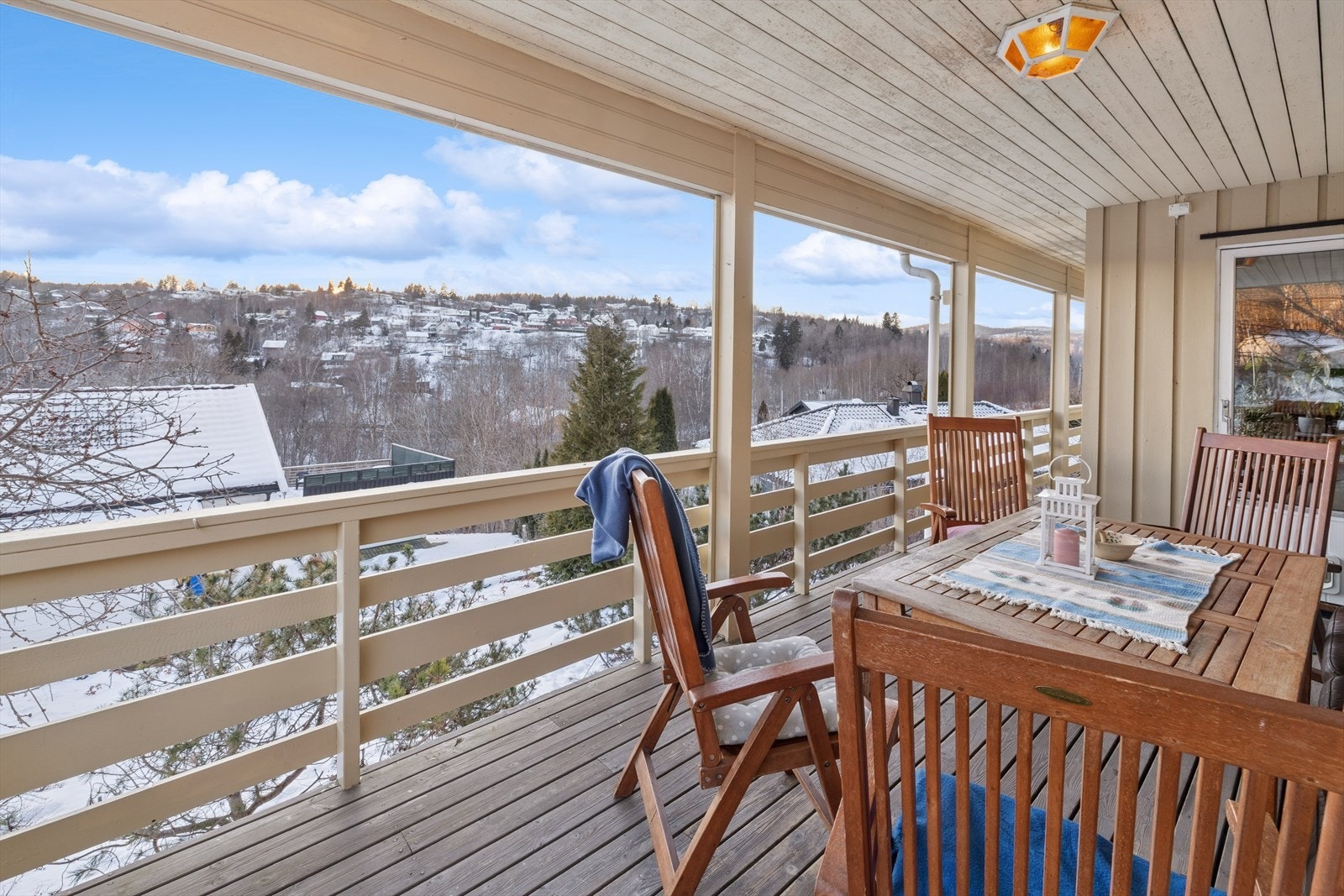 Utsyn mot naturomgivelser. Galleribilde