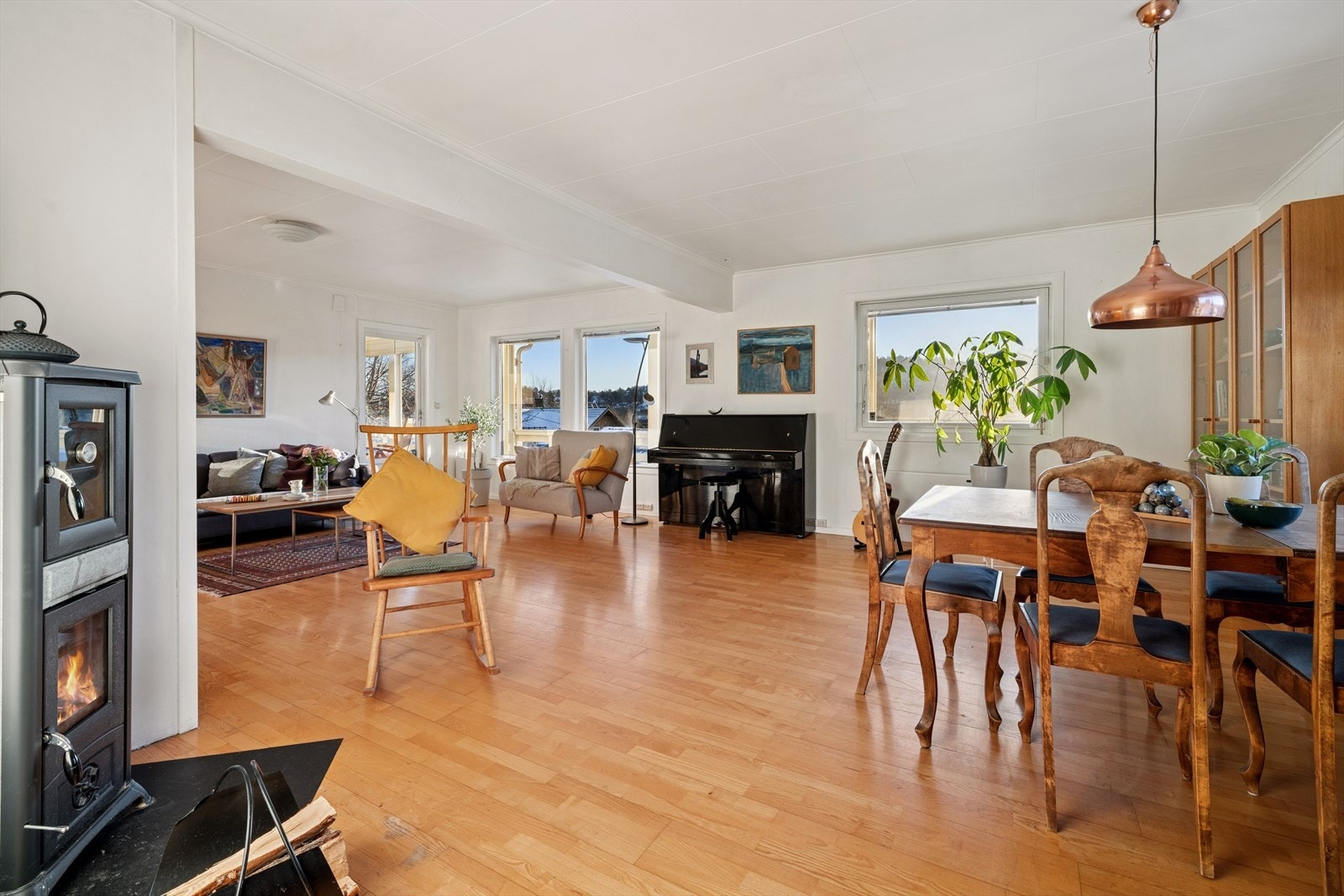 Lys og romslig stue med store vindusflater som slipper inn godt med naturlig lys. Galleribilde