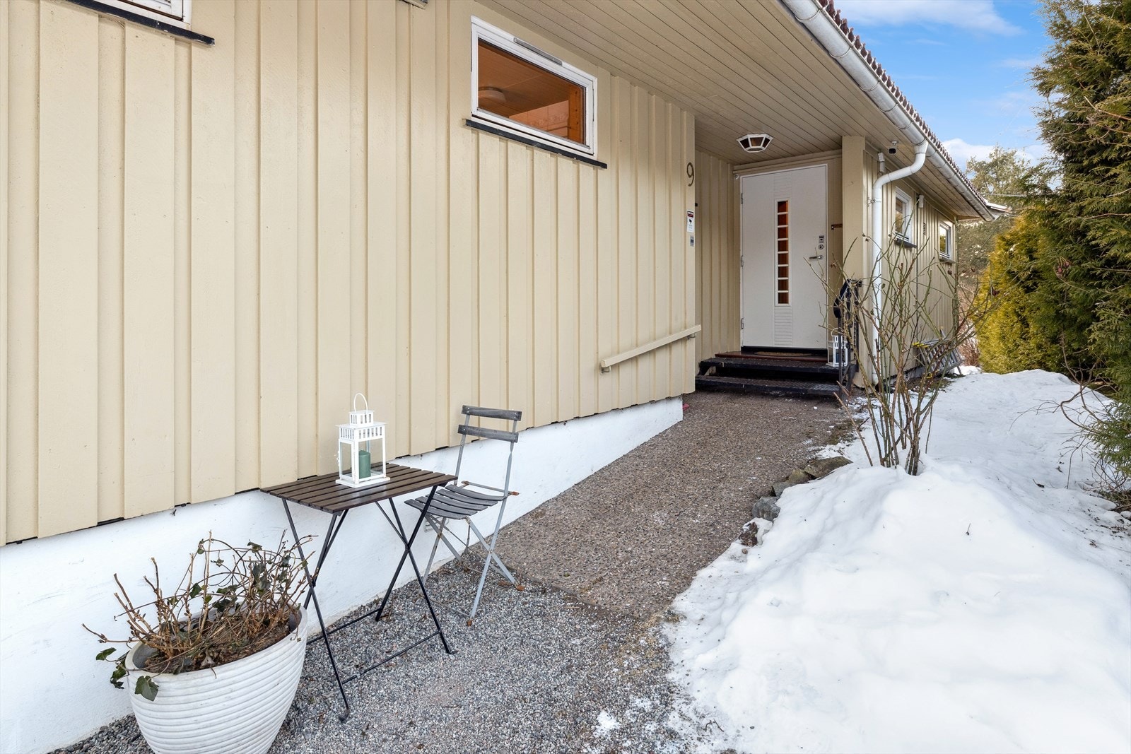 Koselig inngangsparti, en innbydende velkomst til det som kan bli ditt nye hjem! Galleribilde