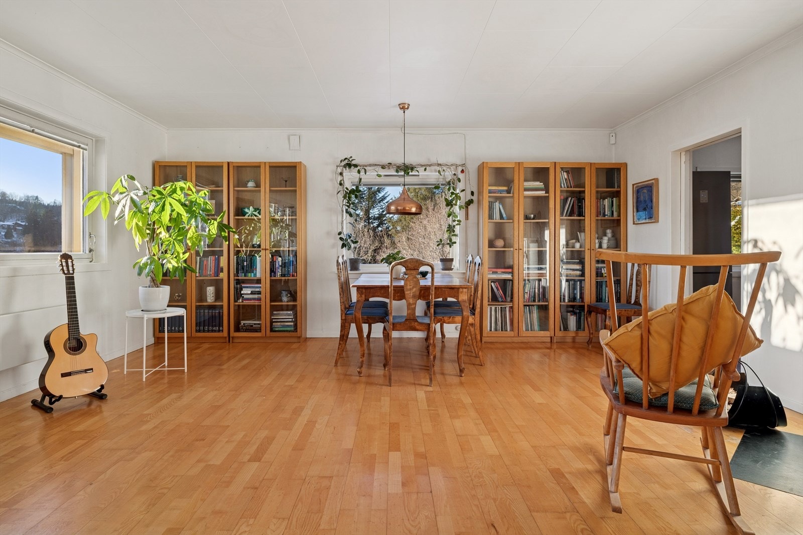 Stuens gode størrelse gir deg flere alternativer mtp møblering. Spisegruppe som du kan dekke på og invitere inn til sosiale sammenkomster og hyggelige måltider. Galleribilde