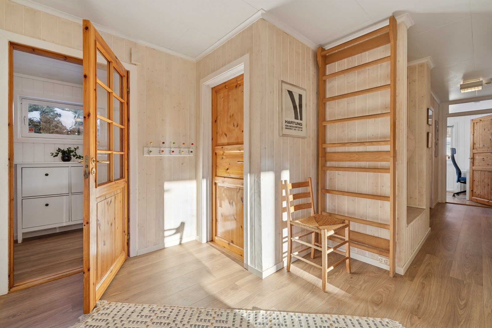 Her ønskes man velkommen inn i en innbydende og romslig entré. Her kan man henge fra seg yttertøy og sette fra seg sko. Galleribilde