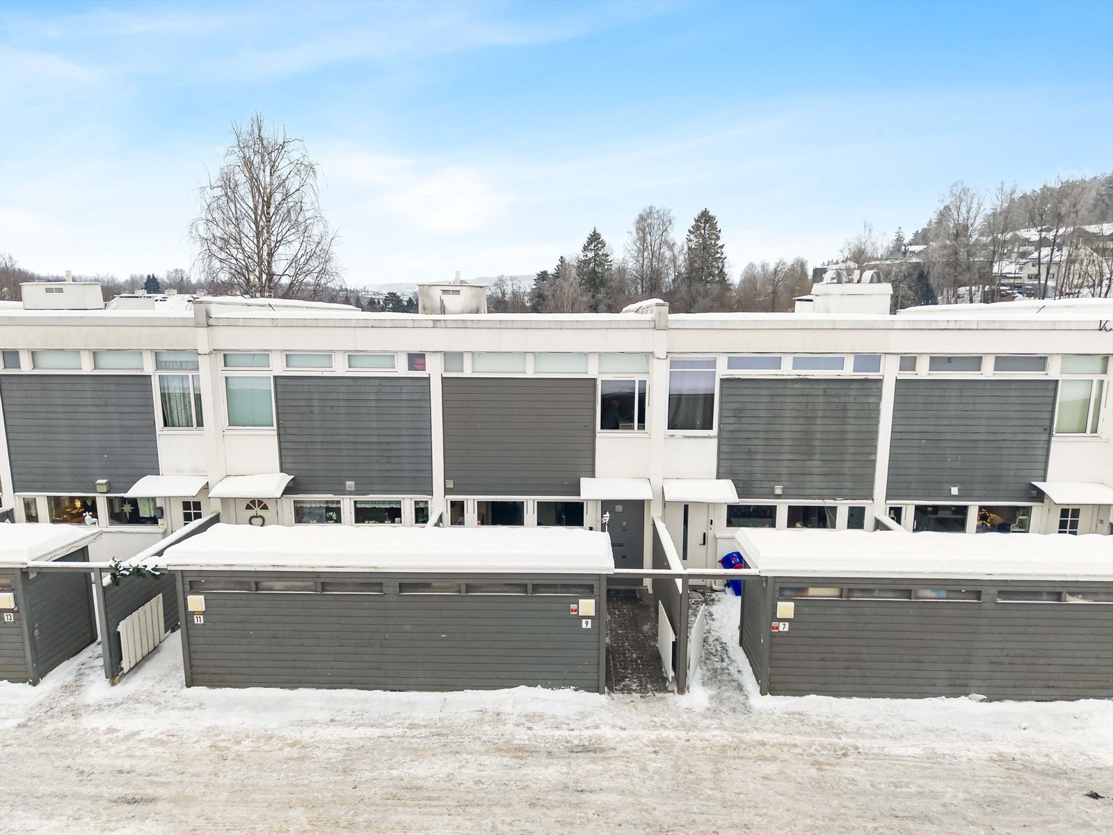 Boligen ligger barnevennlig til, med kort vei til skoler, barnehager, dagligvare og gode kollektivforbindelser til Lillestrøm og Oslo. Galleribilde