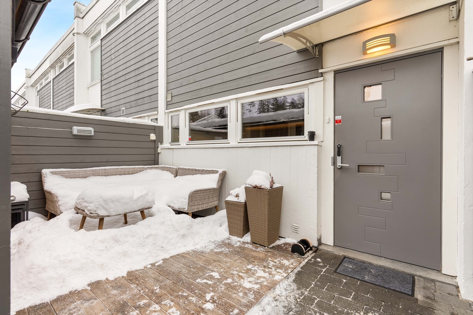 En romslig og skjermet markterrasse på forsiden av boligen. Det er også en utebod her. Galleribilde