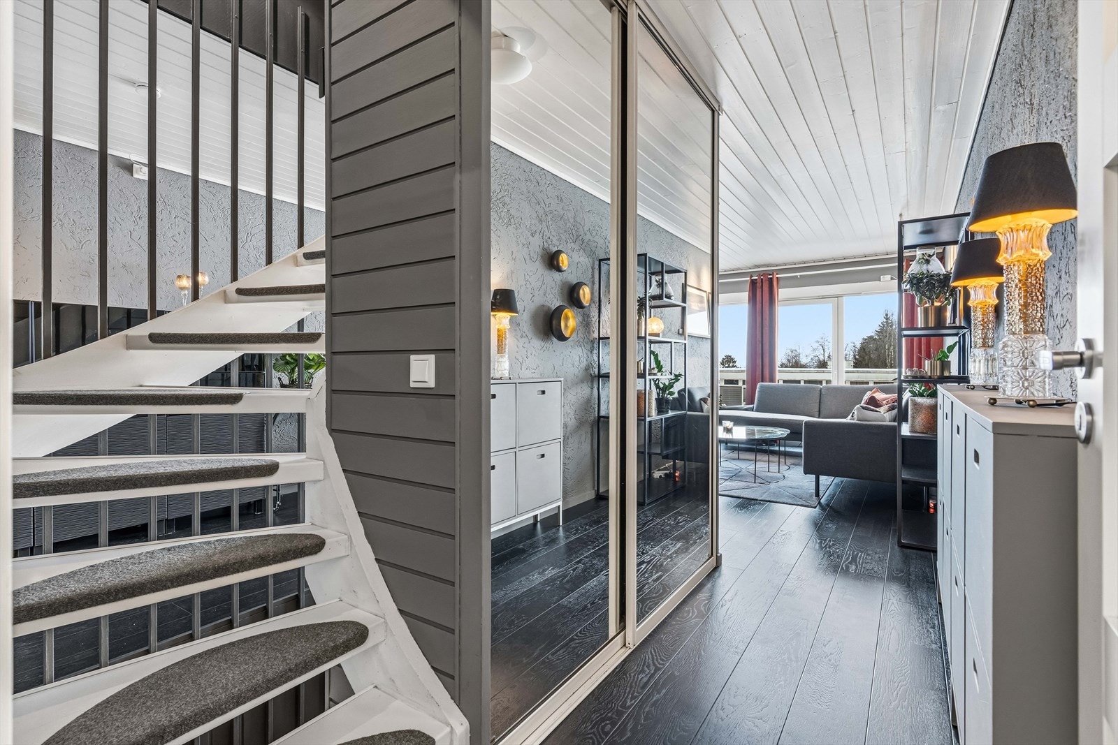 Du går inn på hovedplanet med adkomst til underetasje og 2. etasje. Boligen er bygget i skrått terreng. Galleribilde