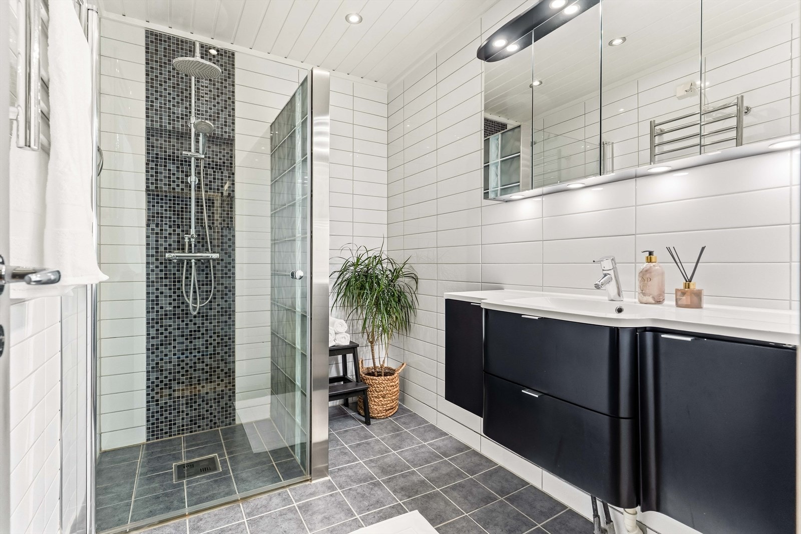 Badet i andre etasje er fra ca. 2011 og har flislagte vegger og gulv, samt malt panel med downlights i himlingen. Galleribilde