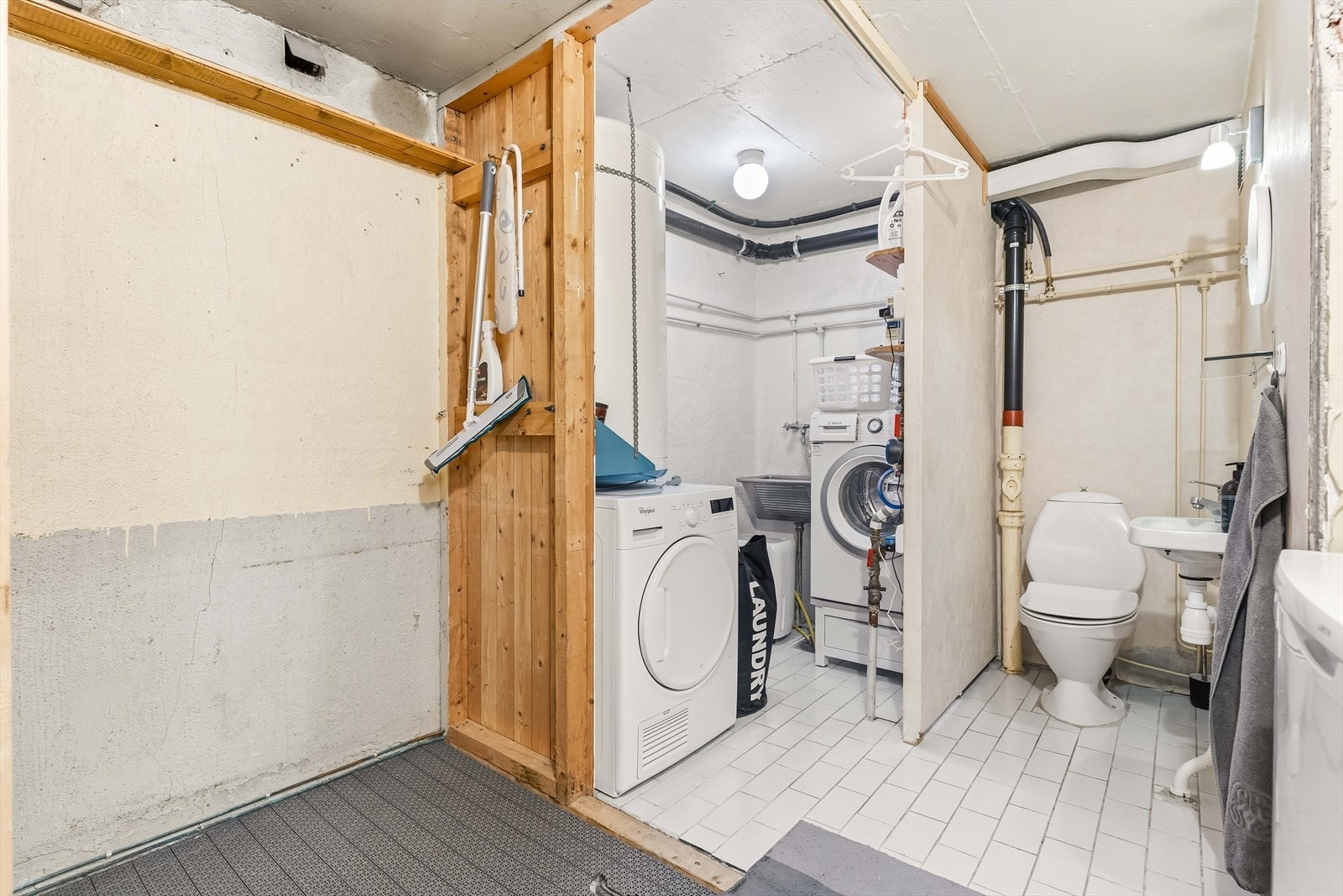 Vaskerom og wc i underetasjen. Her er det muligheter for å sette inn dusj for ett fullverdig bad, men også et hybelkjøkken ved ønske om utleiemuligheter. Galleribilde