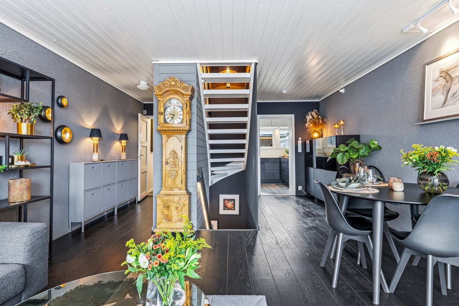 Adkomst til kjøkken fra spisestue. Galleribilde