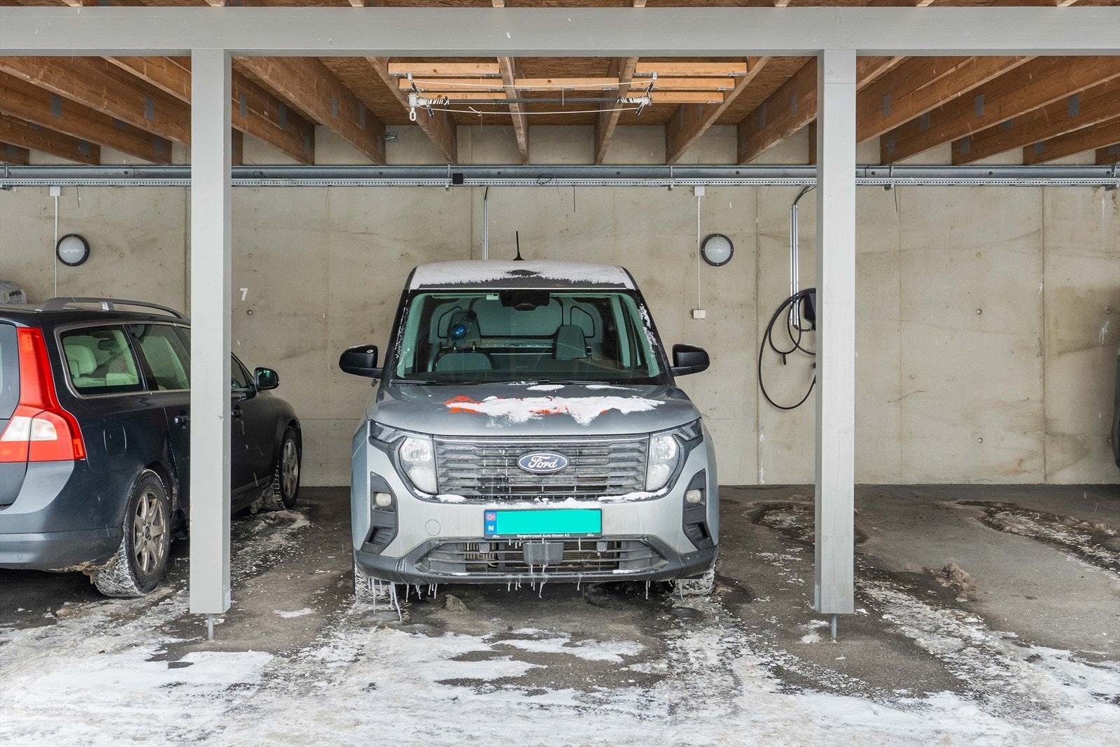 Carport like utenfor inngangen til boligen. Med elbillader. Galleribilde
