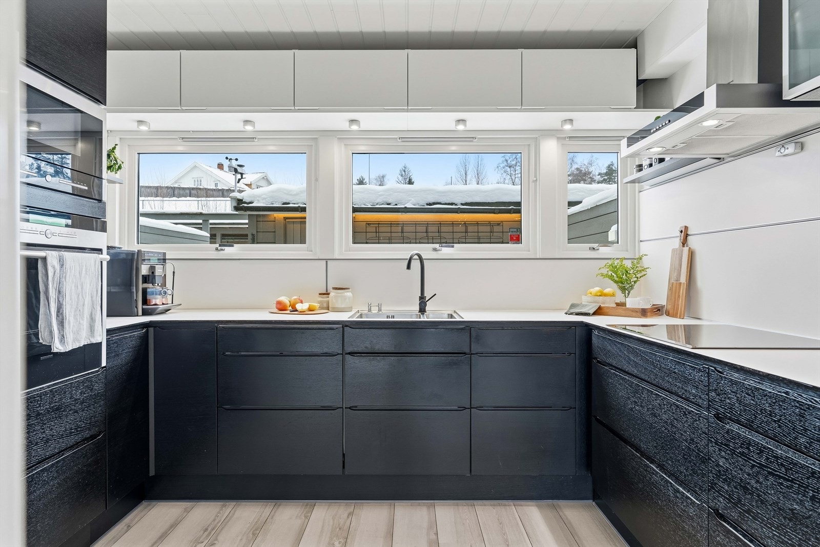 Kjøkkenet fra 2011 har en innredning med profilerte overflater og en benkeplate i laminat. Galleribilde