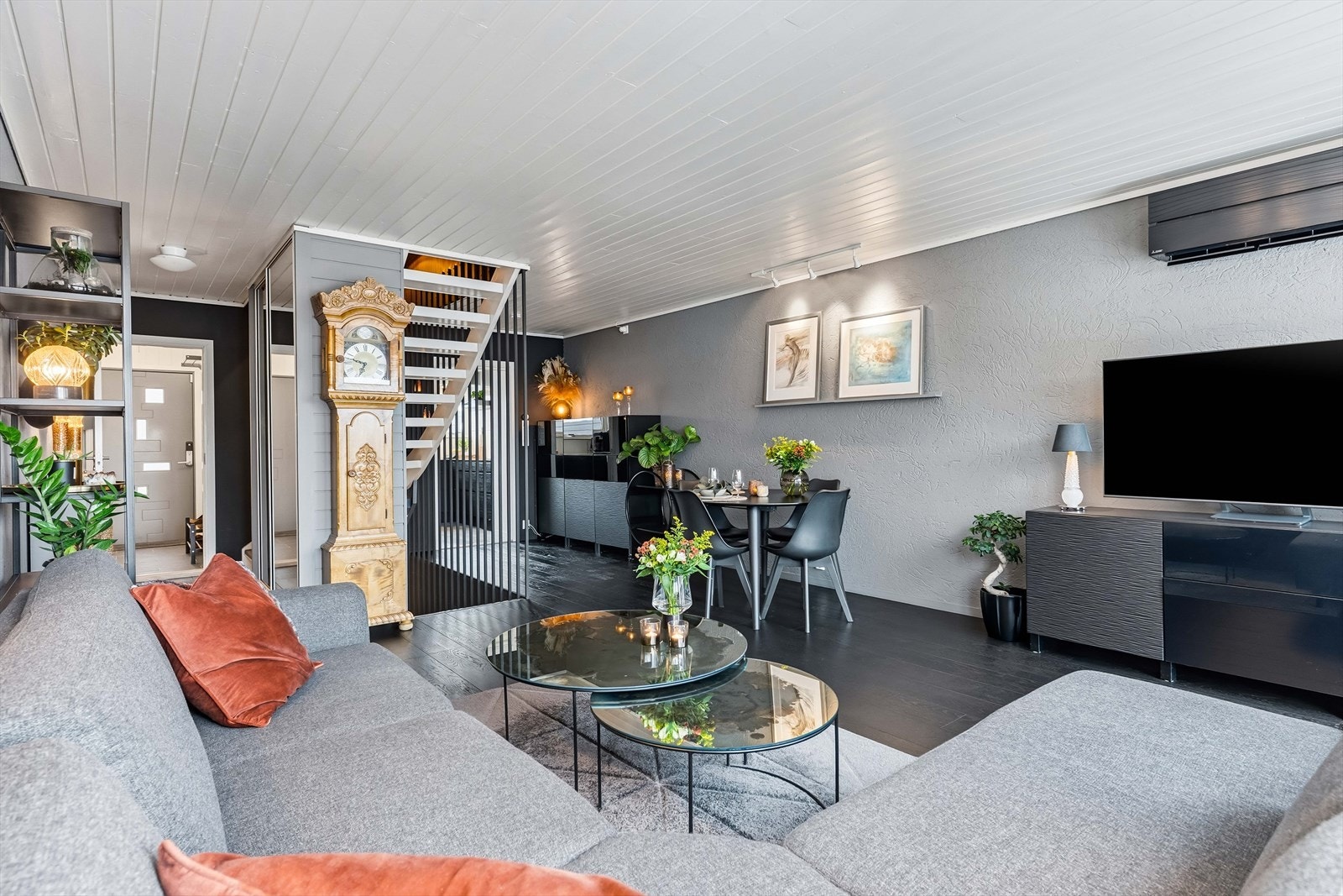 Stuen har et særpreg med mørke, moderne gulv og vegger malt i lune farger. Galleribilde