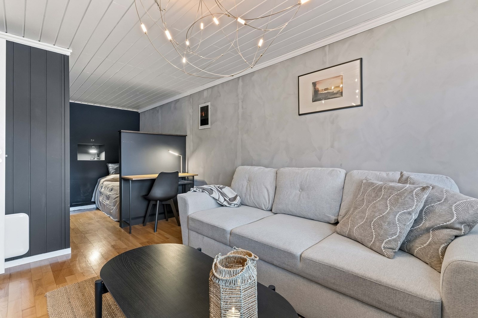 Det er en sovealkove i bakkant av kjellerstuen. Galleribilde