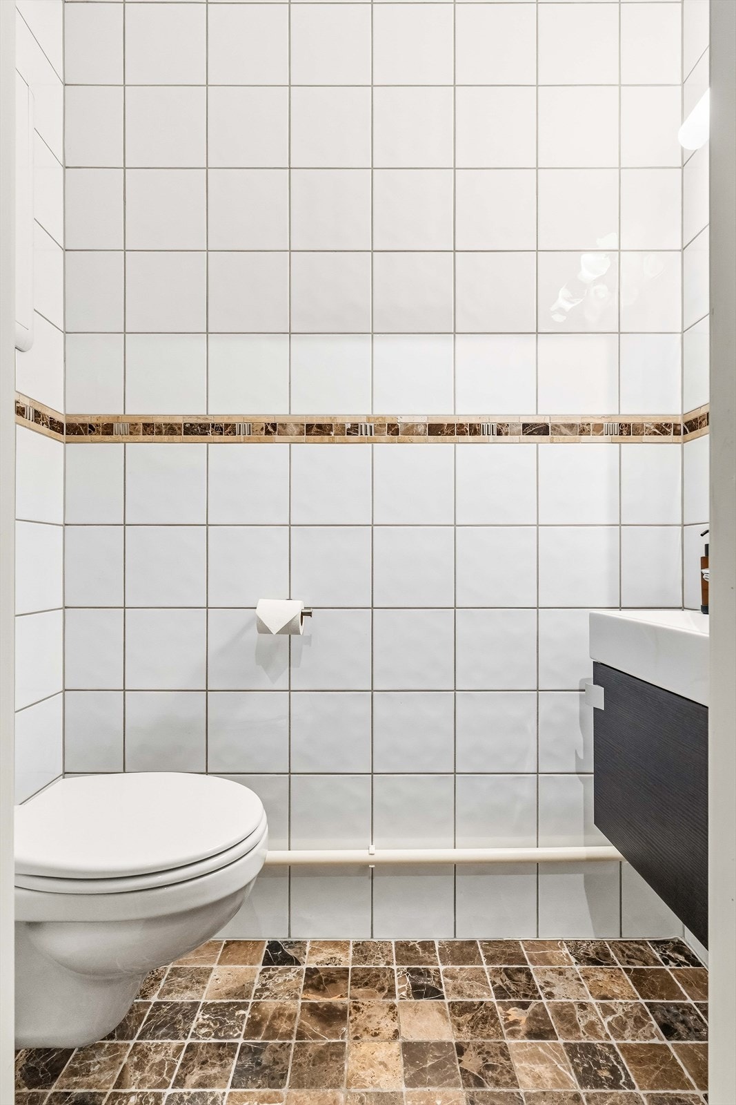 Toalettrommet i andre etasje er fra ca. 2011 og har flislagte vegger og gulv. Galleribilde