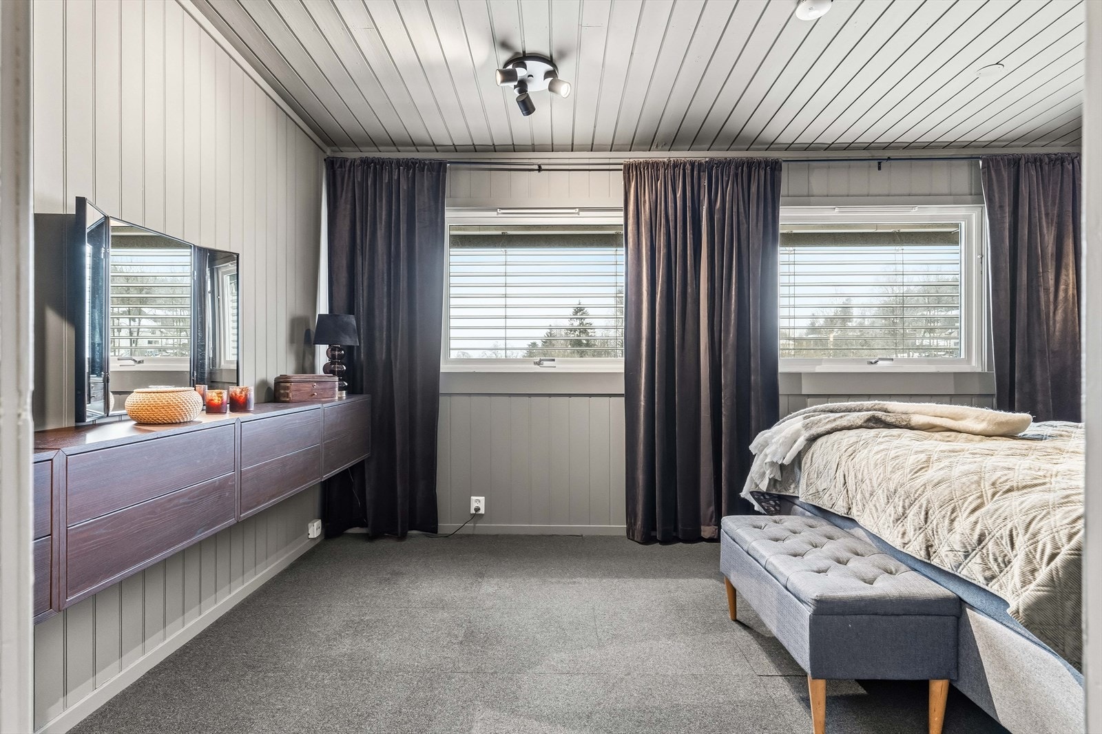 Det ene soverommet var opprinnelig to og kan tilbakeføres, slik at boligen kan få opptil fire soverom inkludert det i underetasjen. Galleribilde