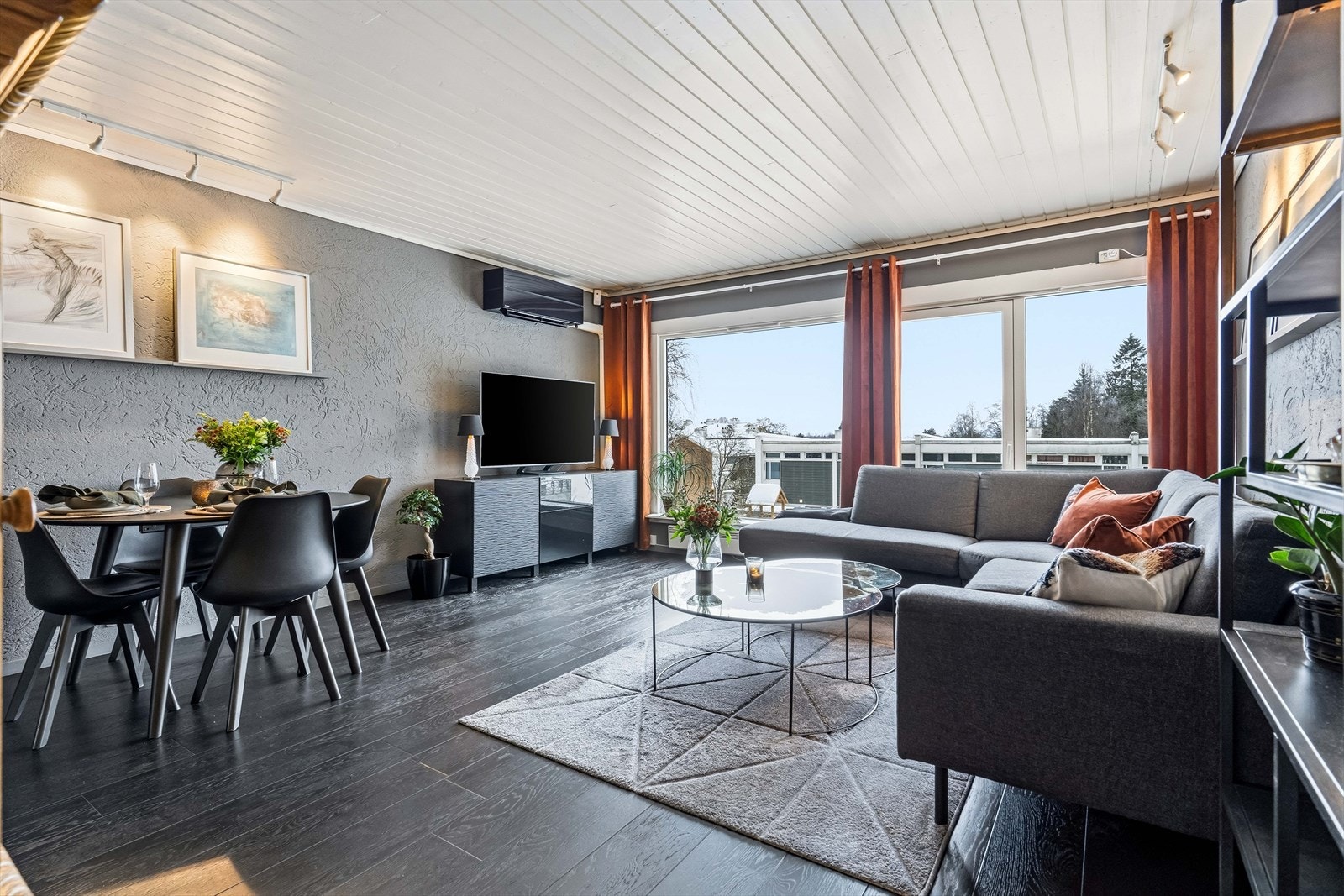 Romslig stue med gode lysforhold og utsyn. Galleribilde