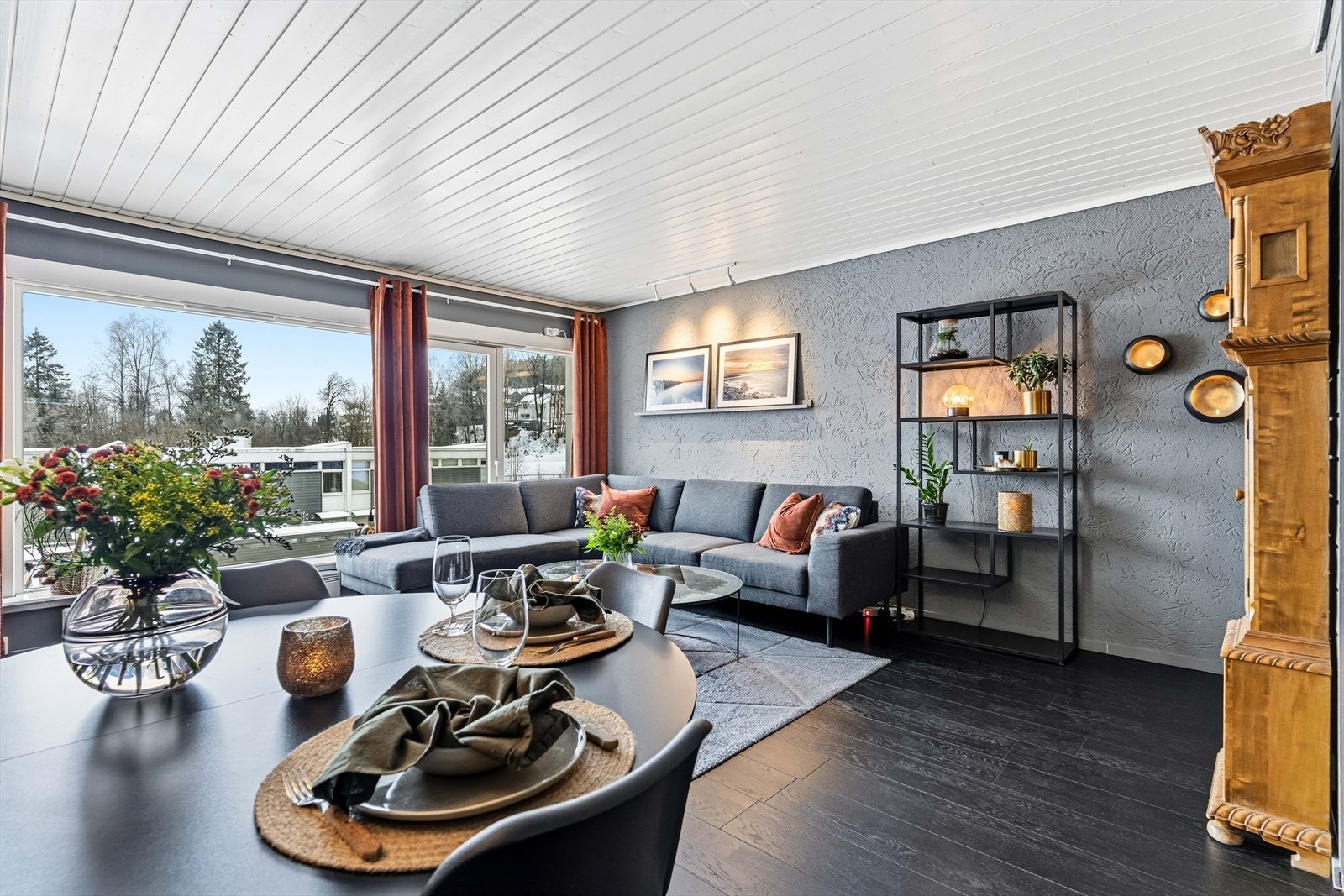 DNB Eiendom v/Veronica Melsnes presenterer et innbydende og familievennlig rekkehus med attraktiv intern beliggenhet i et trygt og hyggelig bomiljø. Galleribilde