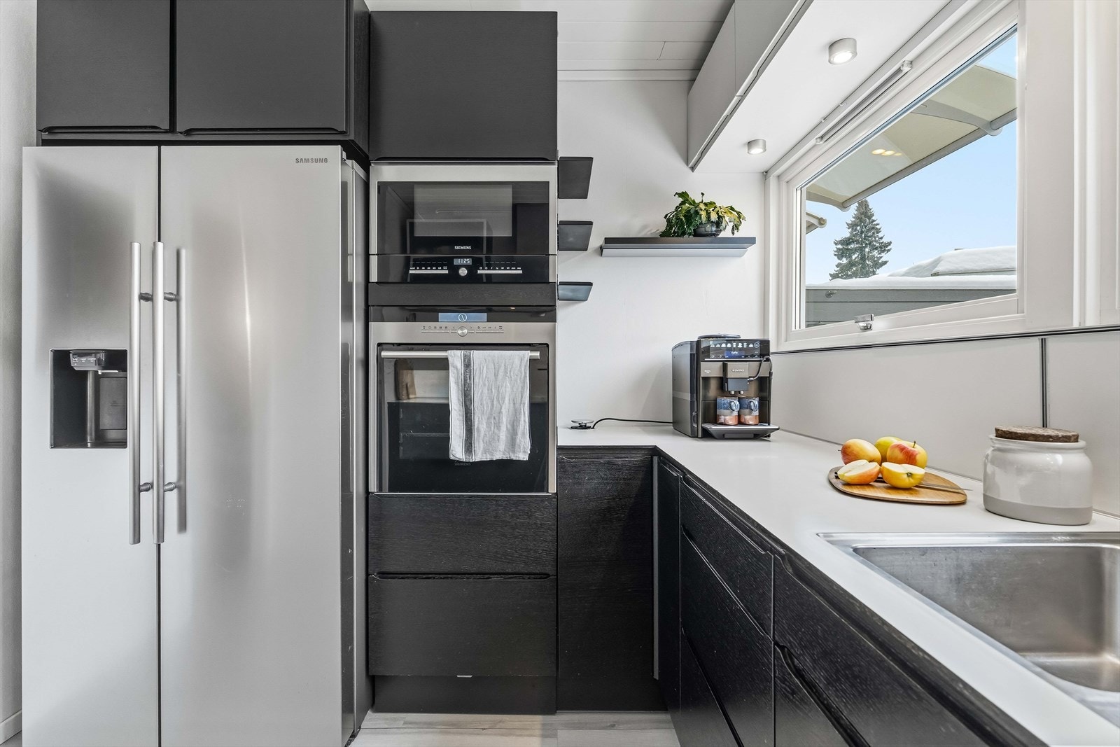 Følgende hvitevarer er inkludert i handelen: Integrert platetopp, Stekovn oppvaskmaskin og kjøl/frys med is- og vanndispenser. Galleribilde