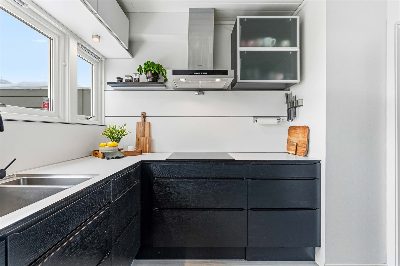 Det er utstyrt med integrert platetopp, stekeovn, oppvaskmaskin og et kjøl-/fryseskap med is- og vanndispenser. Galleribilde