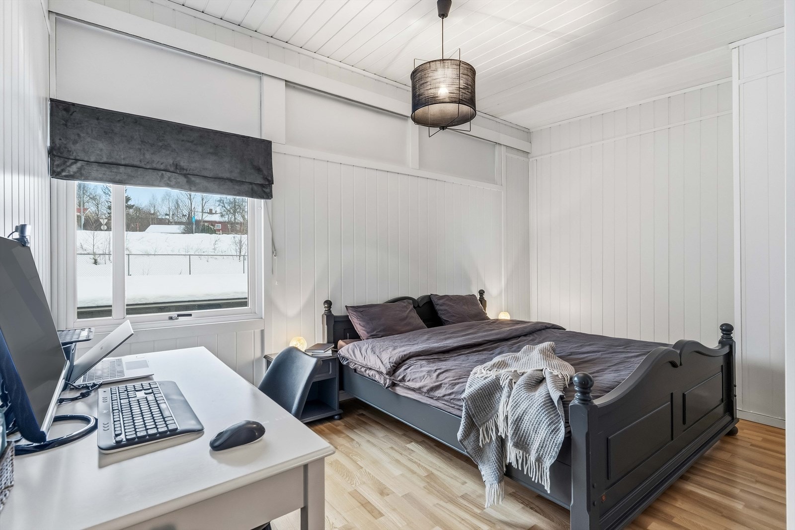 Romslig soverom i 2. etasje. Vinduer opp mot himling er blendet, men kan åpnes igjen ved ønske om ytterligere lysforhold. Galleribilde