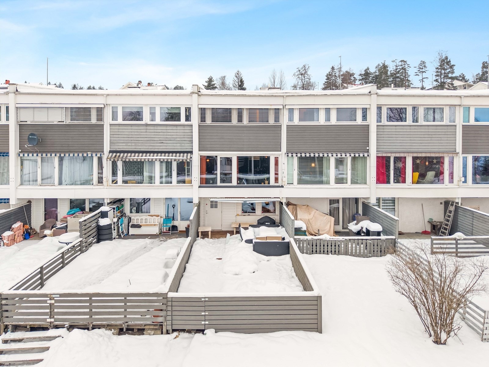 Det er flere muligheter for uteplassene, enten du ønsker delvis hage eller full terrasse slik det er i dag. Galleribilde