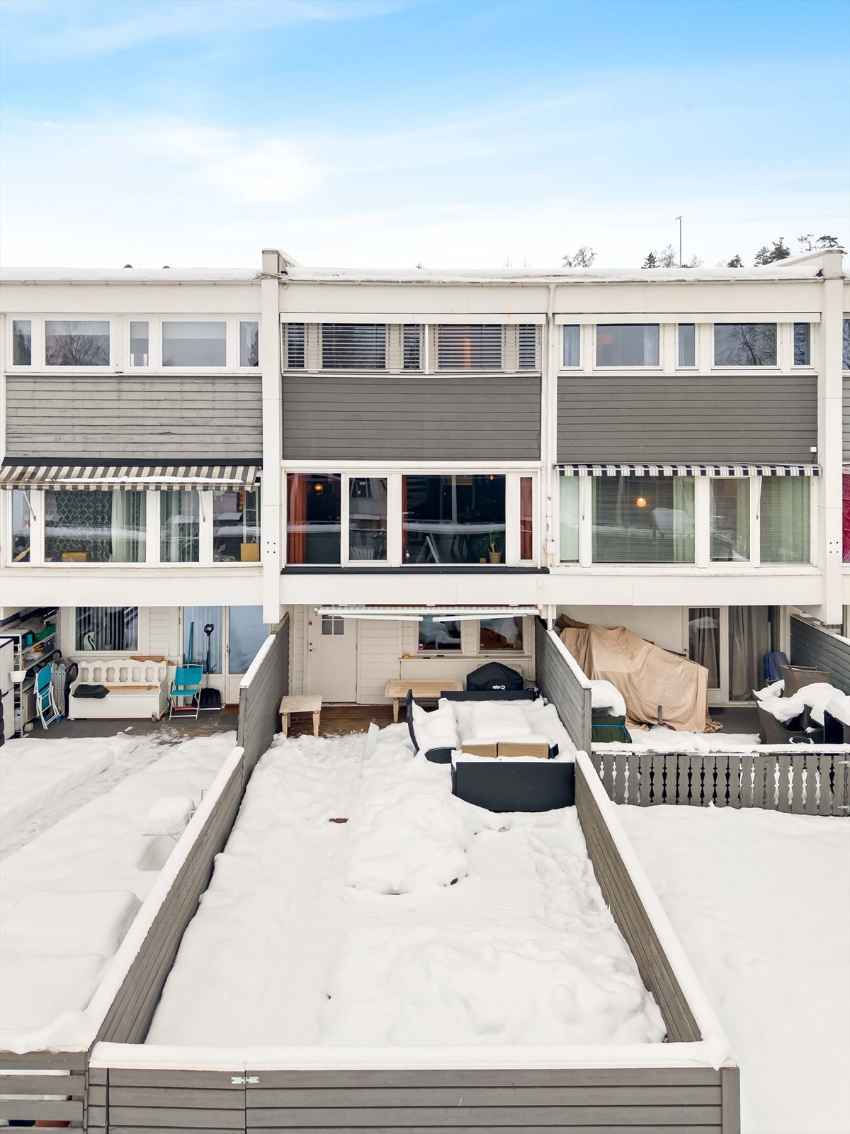 Stor uteplass på baksiden av boligen. Galleribilde