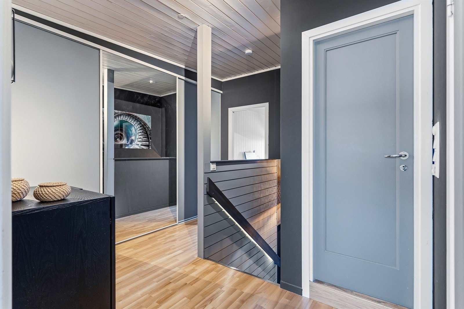 Gangen i 2. etasje har rikelig med oppbevaring. Galleribilde