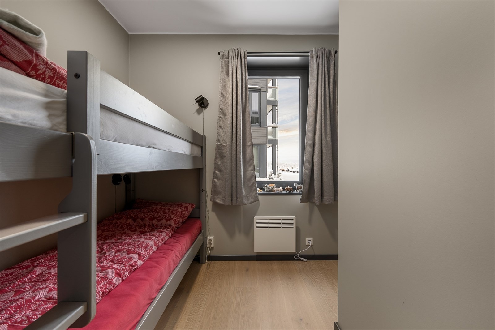 Store vinduer på soverommene gir godt med dagslys. Galleribilde