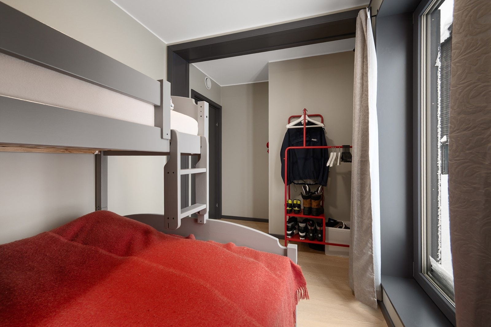 Soverommene har en gjennomgående stil med lyse gulv og malte vegger. Galleribilde