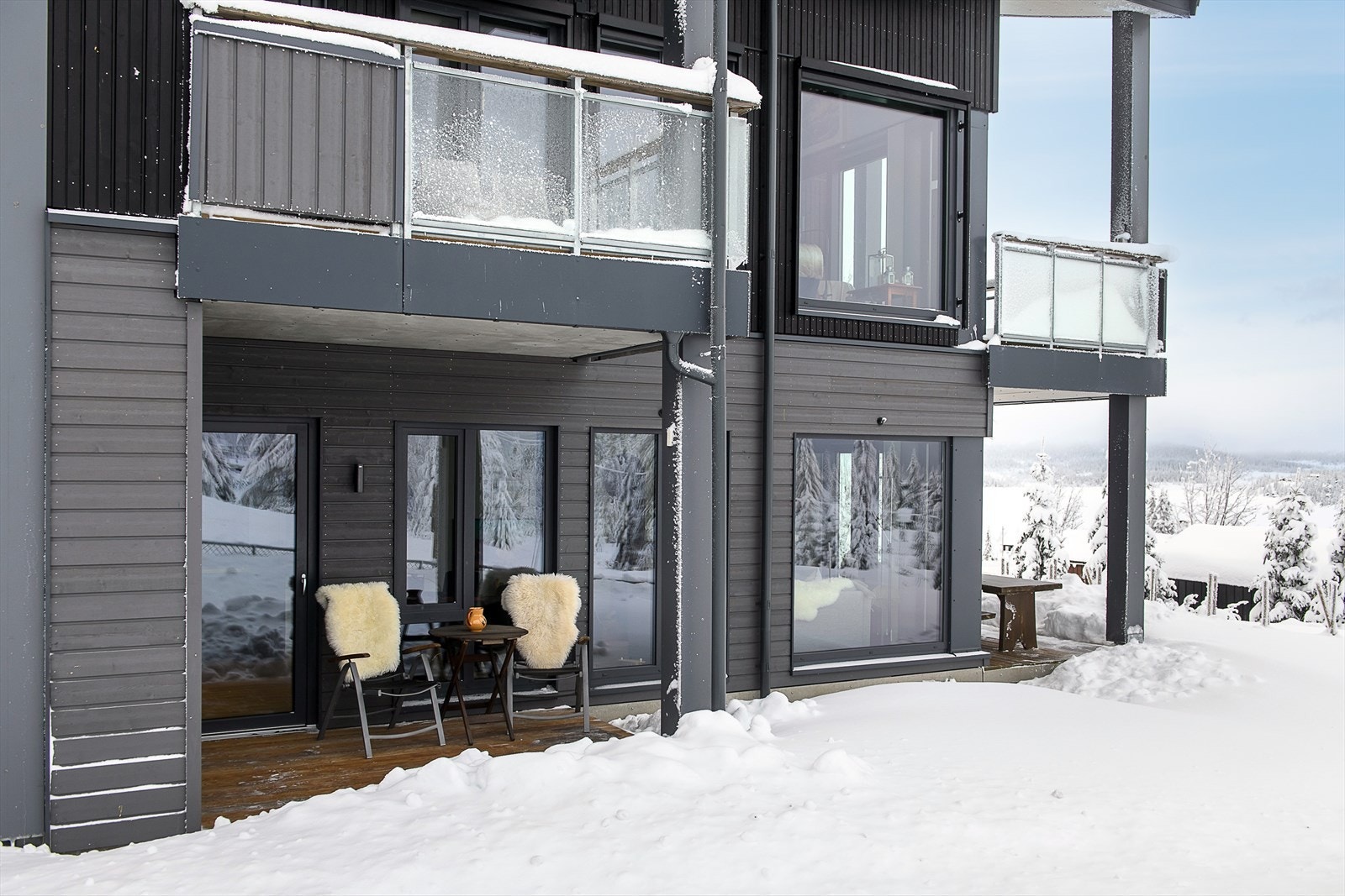 Leiligheten har to terrasser hvor begge terrassene er overbygget Galleribilde