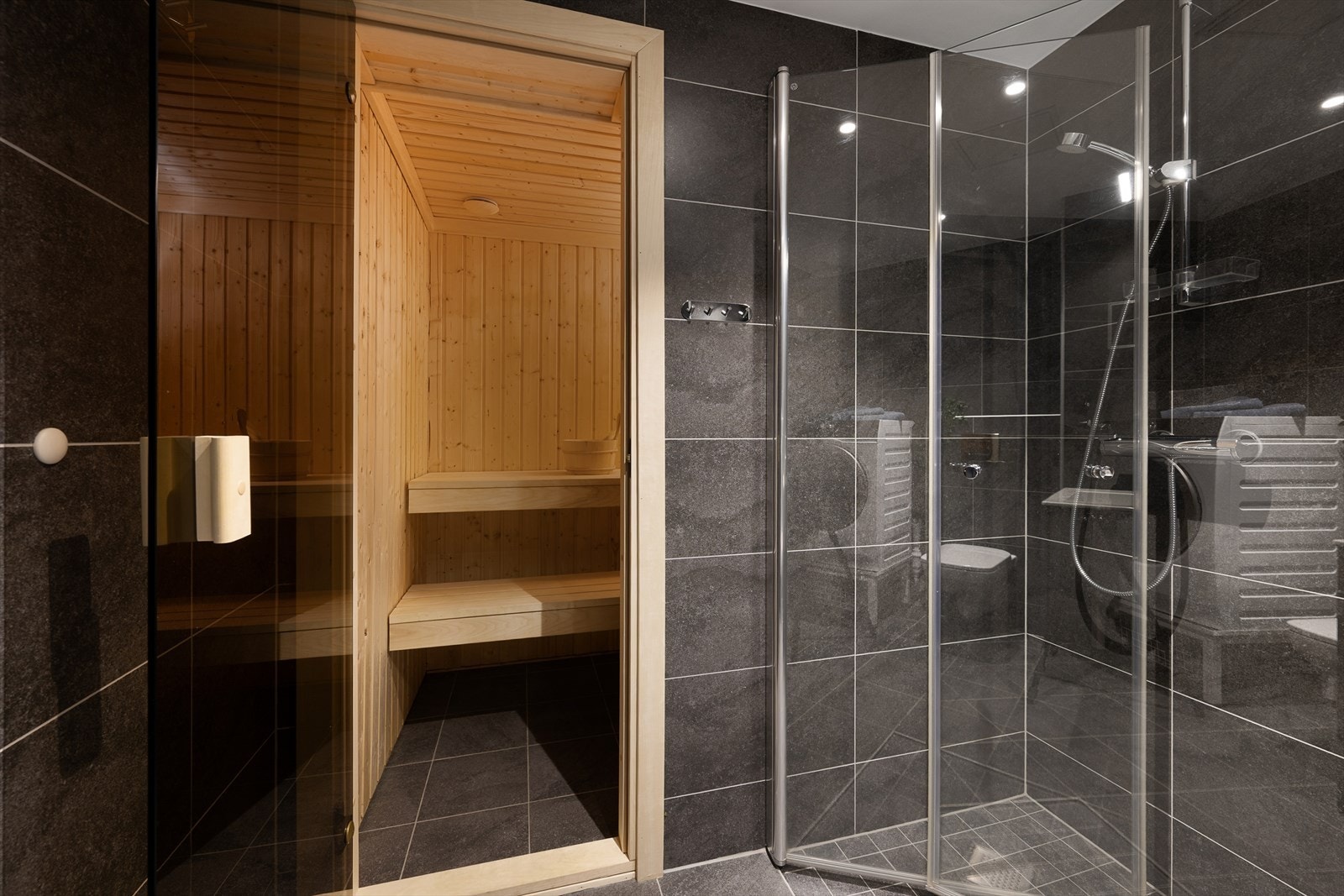 Fra det ene badet er det direkte adkomst til en praktisk badstue. Galleribilde