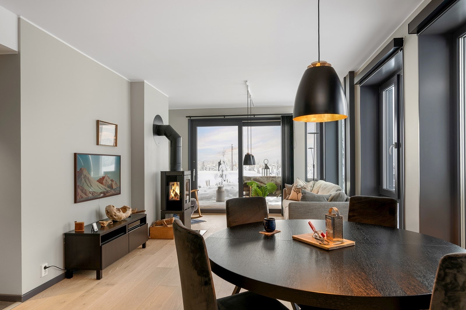 Spisestuen er plassert i tilknytning til kjøkkenet, med plass til et stort spisebord. Galleribilde