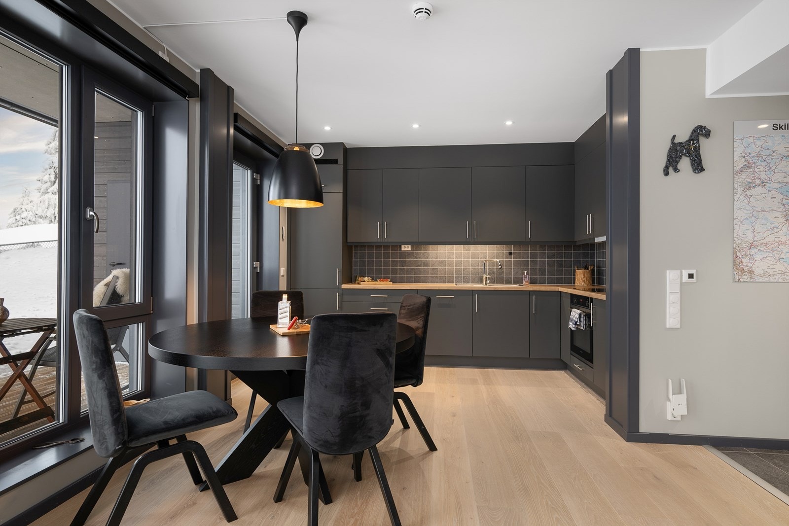 Kjøkkenet har en praktisk L-form med god benke- og skapplass. Galleribilde