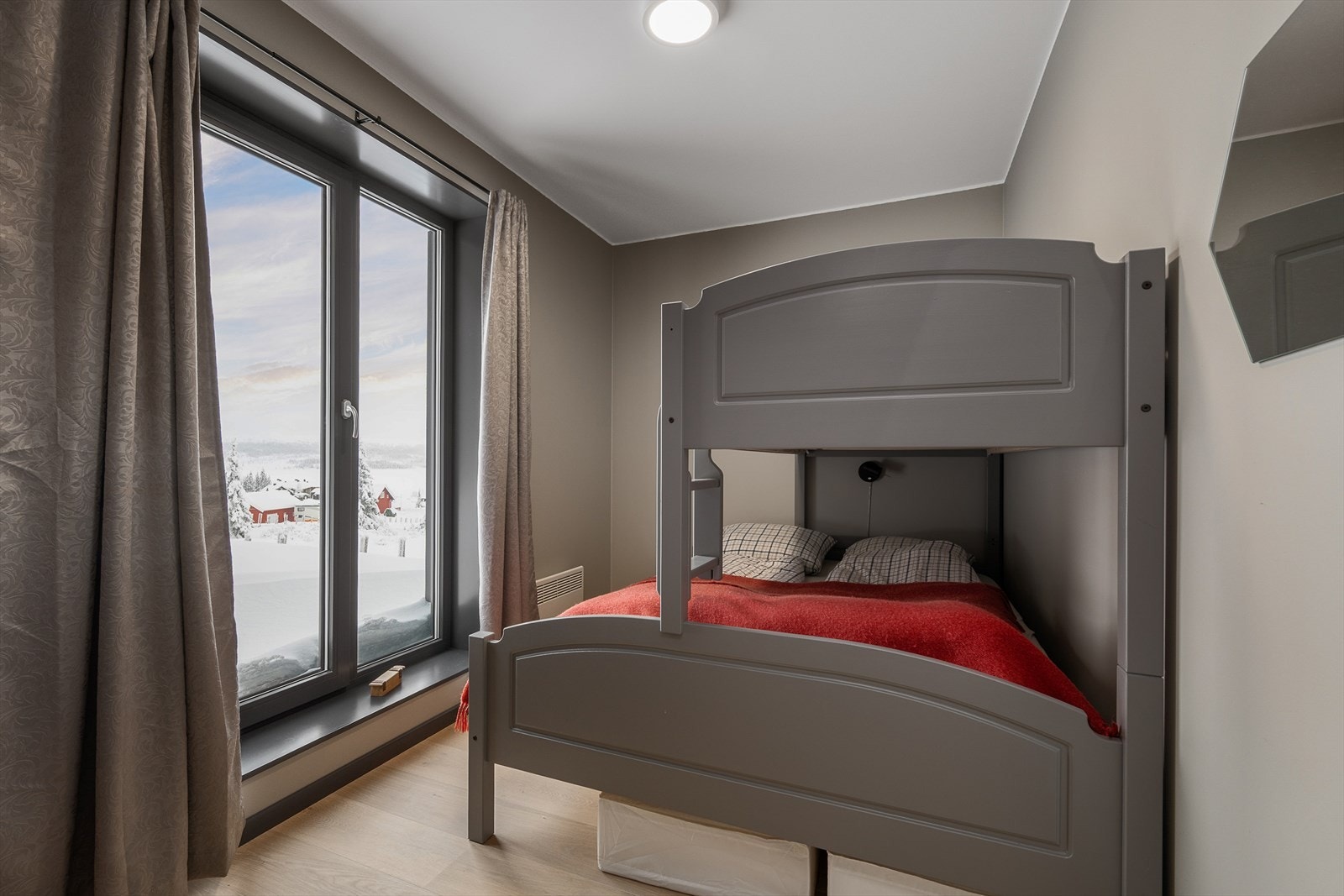 Familiekøyeseng 150/90 utnytter arealet effektivt og gir flere sengeplasser. Galleribilde