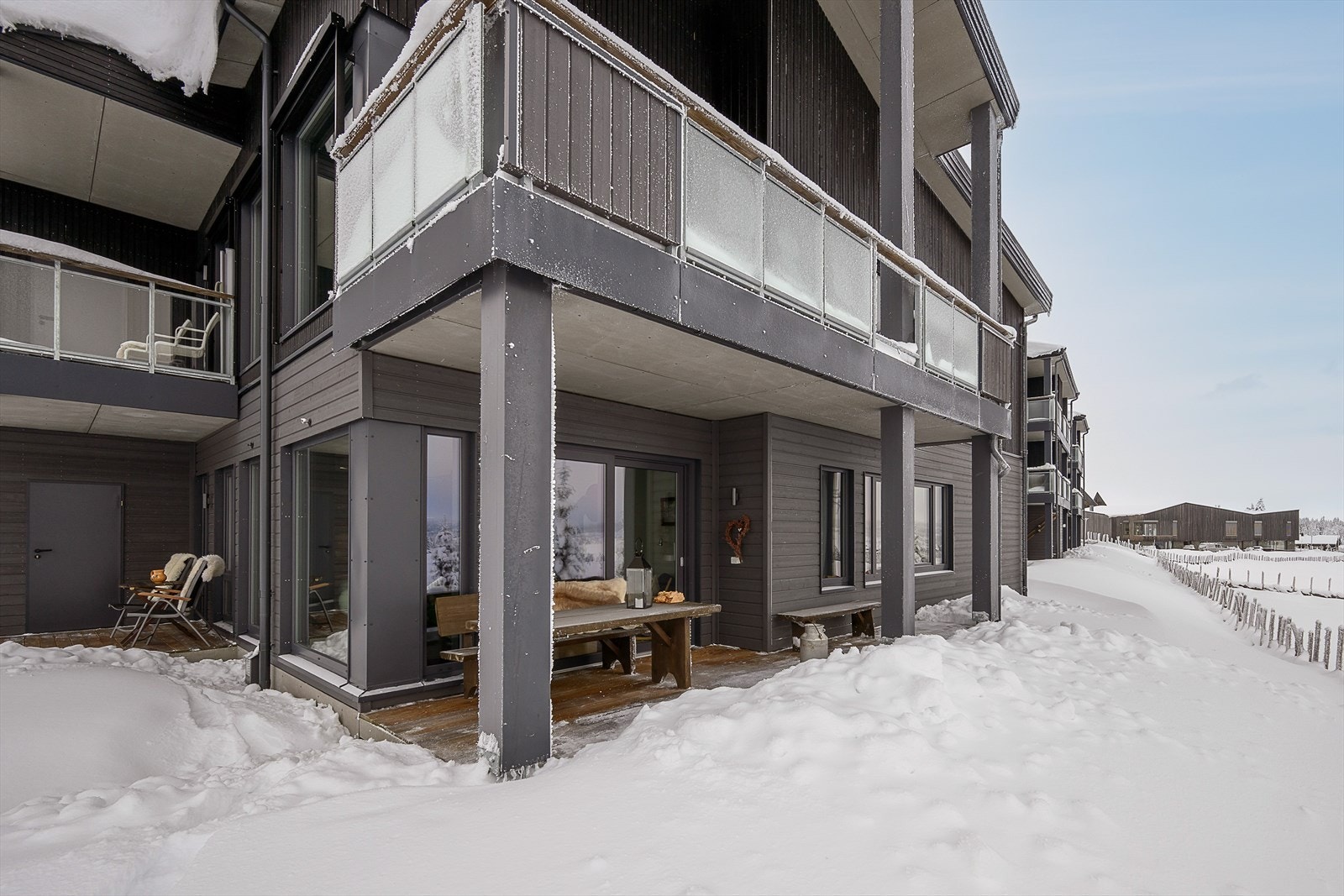 Leiligheten disponerer to terrasser på bakkeplan. Galleribilde