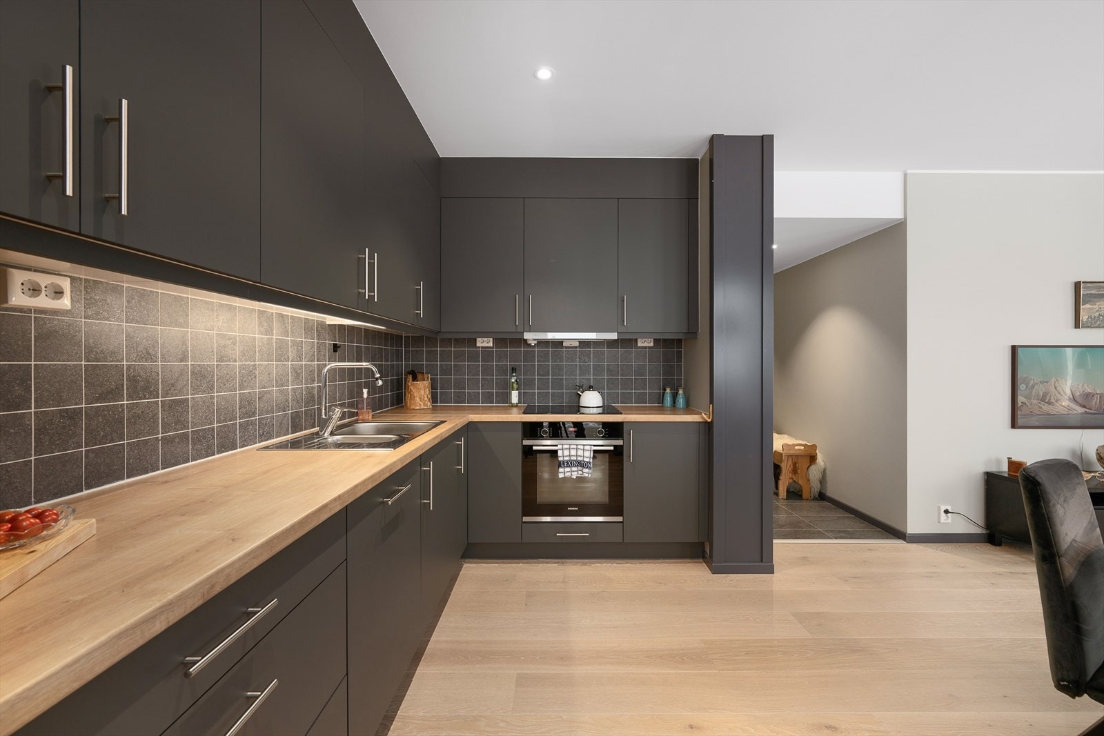 Kjøkkenet er utstyrt med integrerte hvitevarer som stekeovn, platetopp og kjøl/frys. Galleribilde