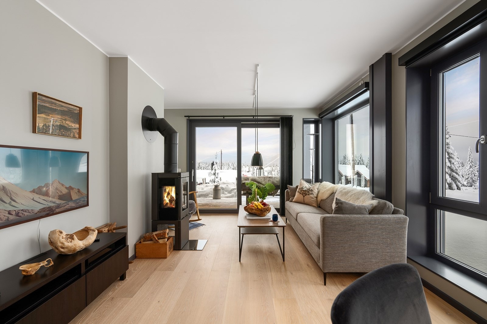 Rommet har plass til møblering av sofa- og spisegruppe Galleribilde