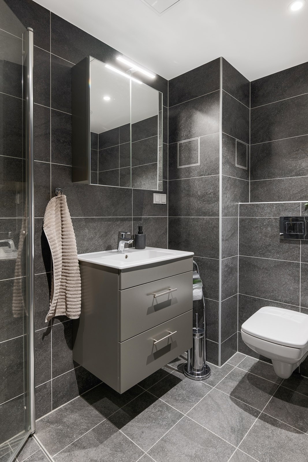 Begge badene har vegghengt toalett og varme i gulvet for ekstra komfort. Galleribilde