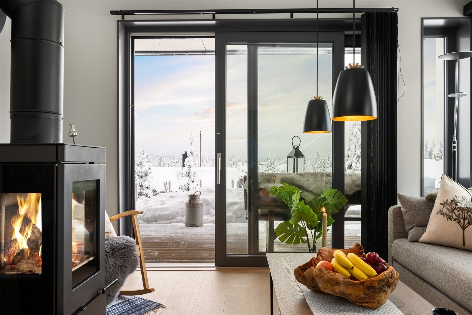 Det er innsatt skyvedør ut til uteområde med plass til møblement. Galleribilde