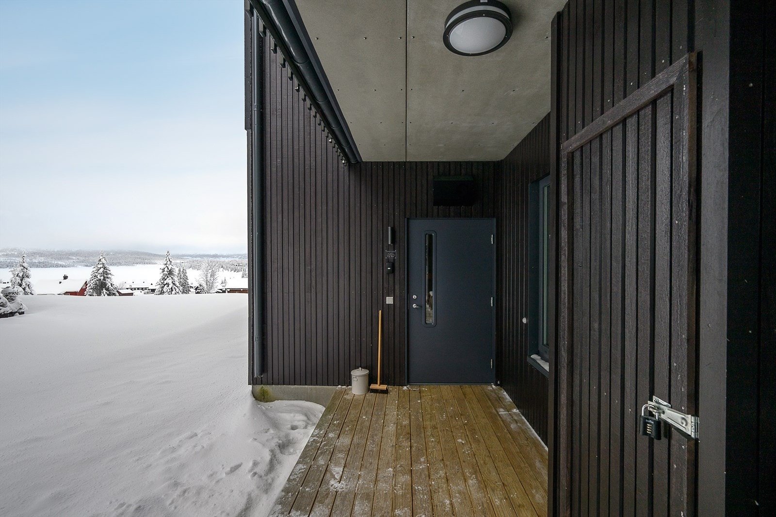 Overbygget inngangsparti med tilgang til en praktisk, utvendig skibod. Galleribilde