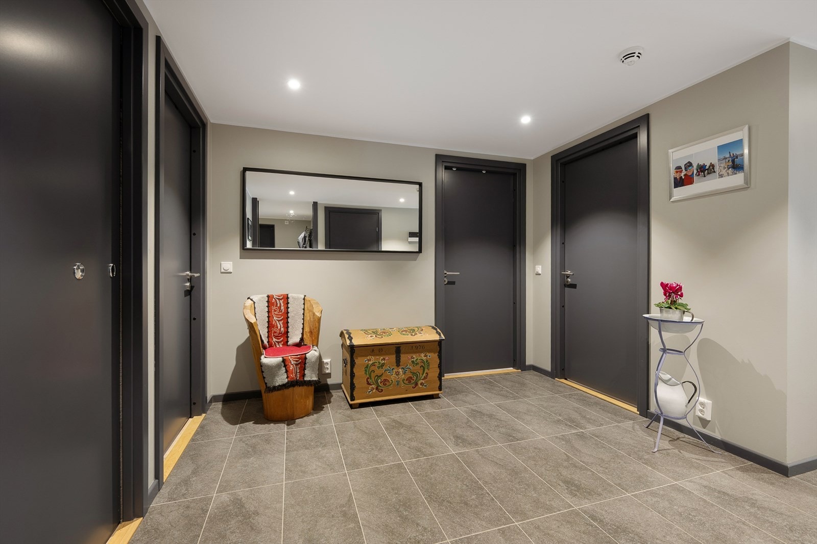 Du ønskes velkommen inn i en romslig hall med flislagt gulv. Galleribilde